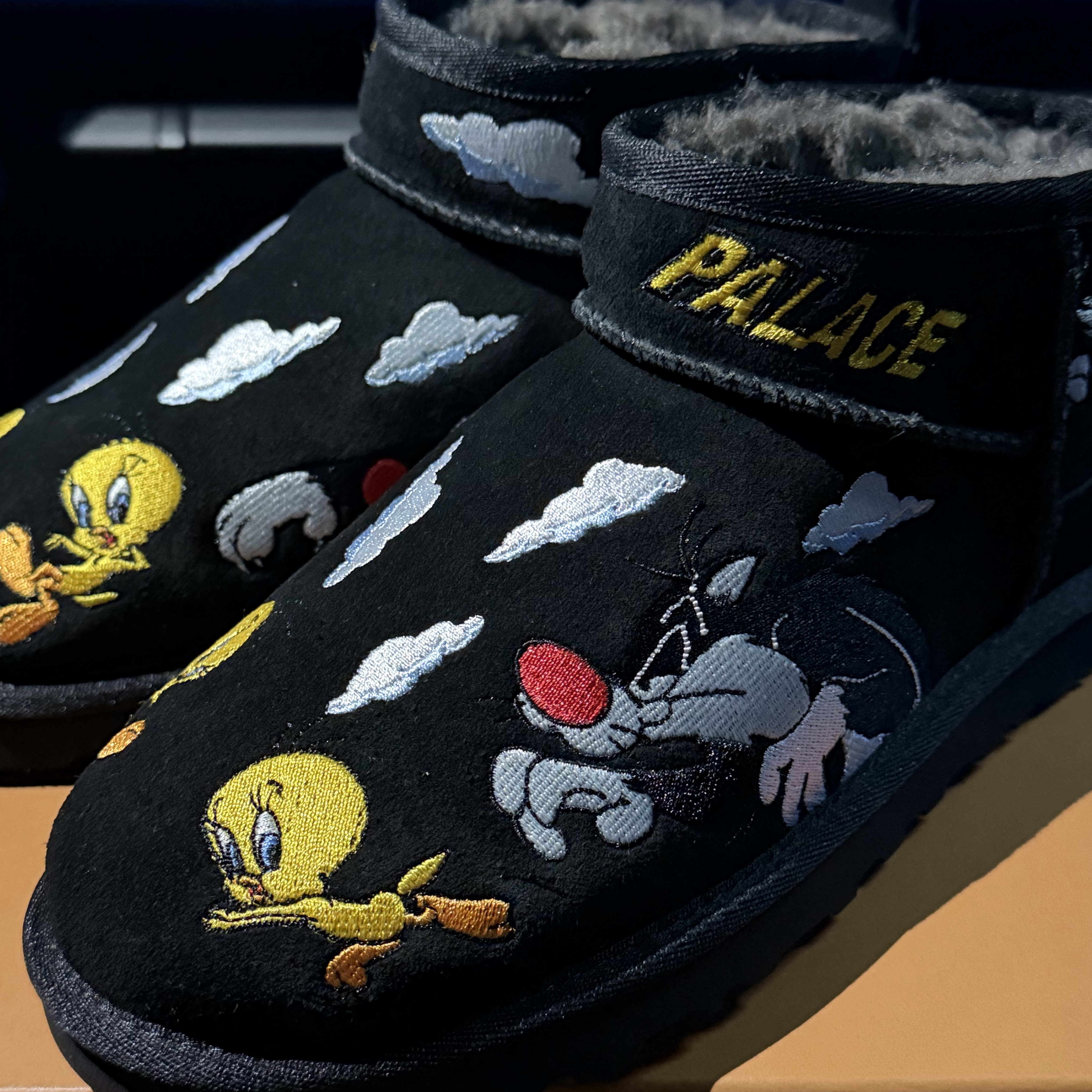 UGG x Palace x Looney Tunes Ultra Mini Boot Black 착용 스타일