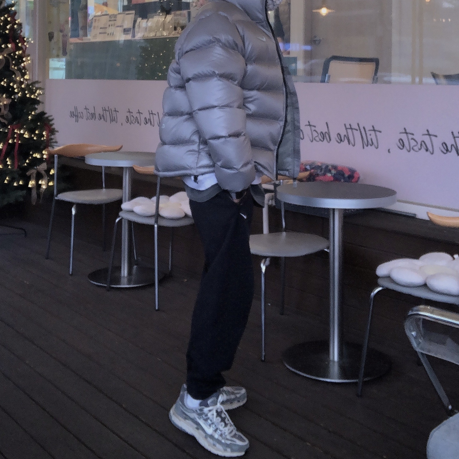 Nike x Drake Nocta Sunset Puffer Jacket Mica Green Cyber (FN8196-330), Yeezy x Gosha Rubchinskiy YZY Black Dogs Hoodie Heather Grey 착용 스타일 - 2