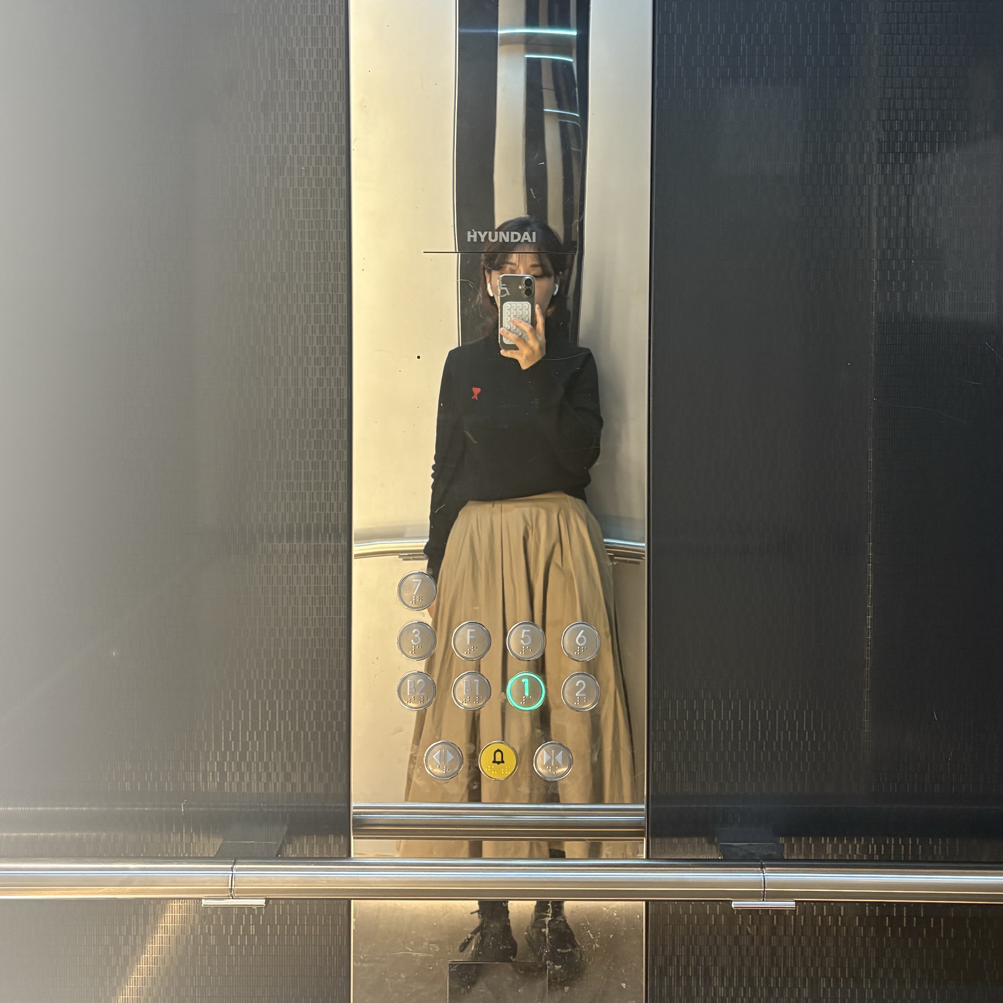Norda 001/A Stealth Black, (W) AMI de Coeur Sweater Black 착용 스타일