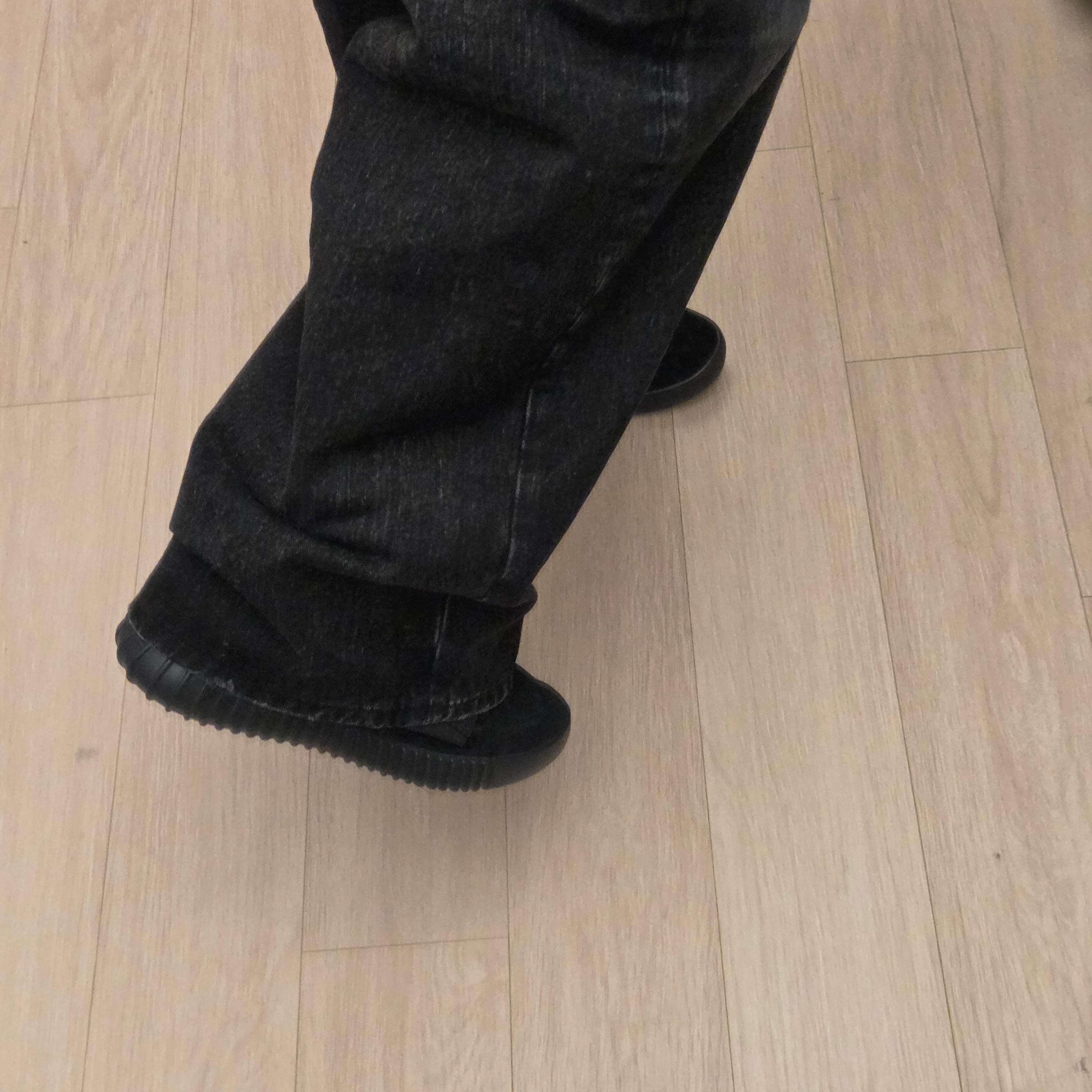 Adidas Yeezy Boost 750 Triple Black 착용 스타일