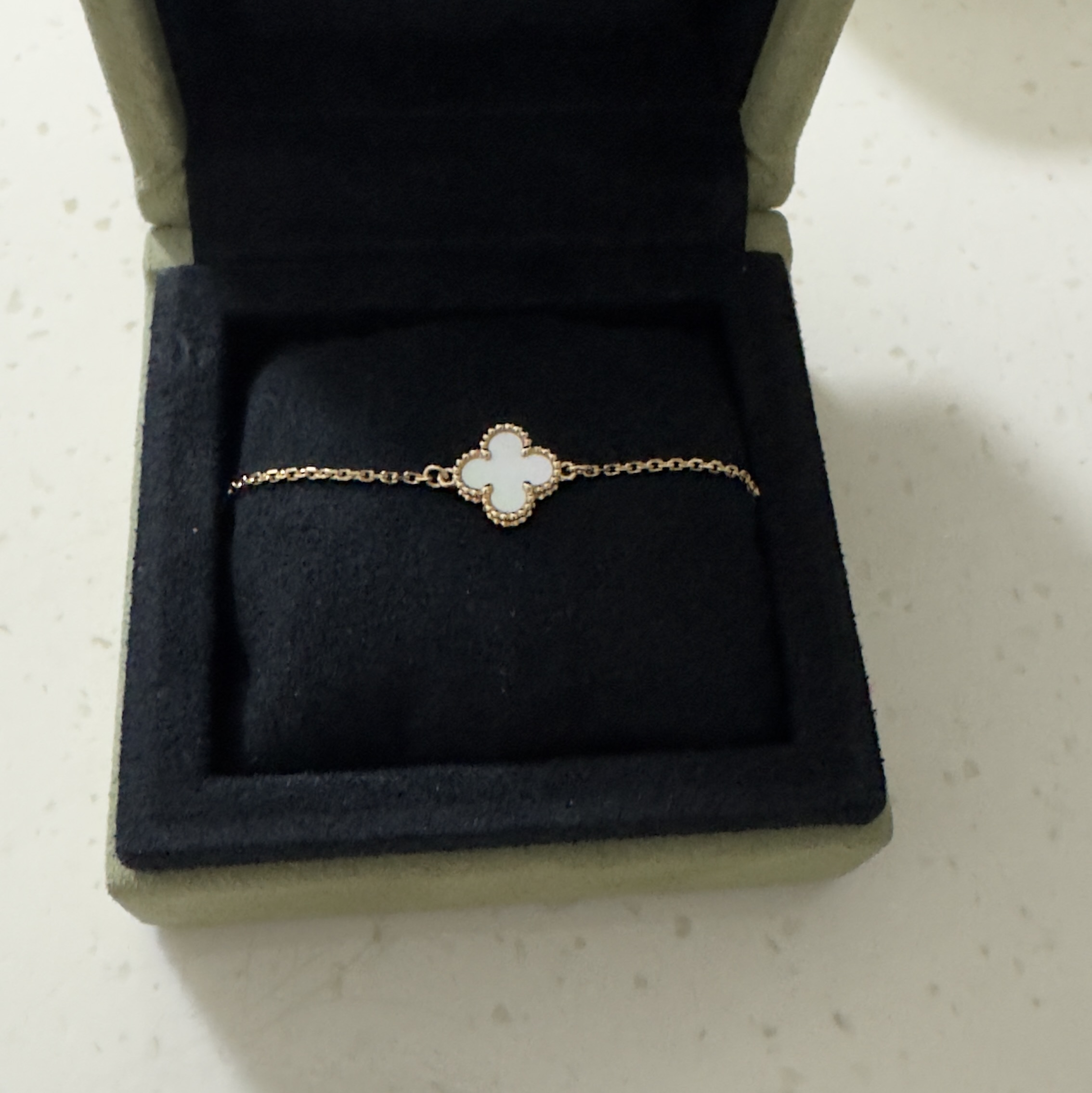 (W) Van Cleef & Arpels Sweet Alhambra Bracelet Yellow Gold Mother of Pearl 착용 스타일