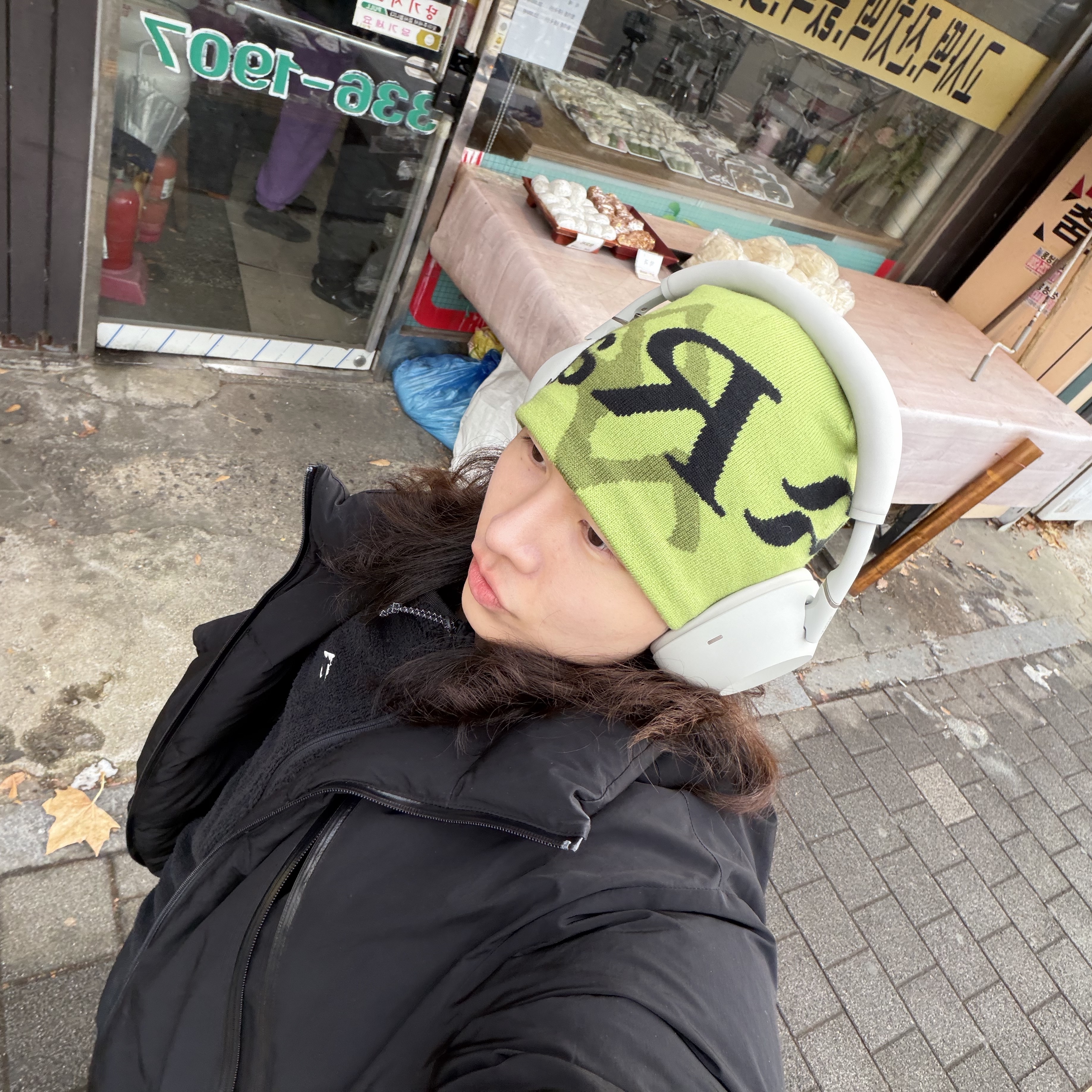 Rab x Gramicci Logo Beanie Bright Moss 착용 스타일