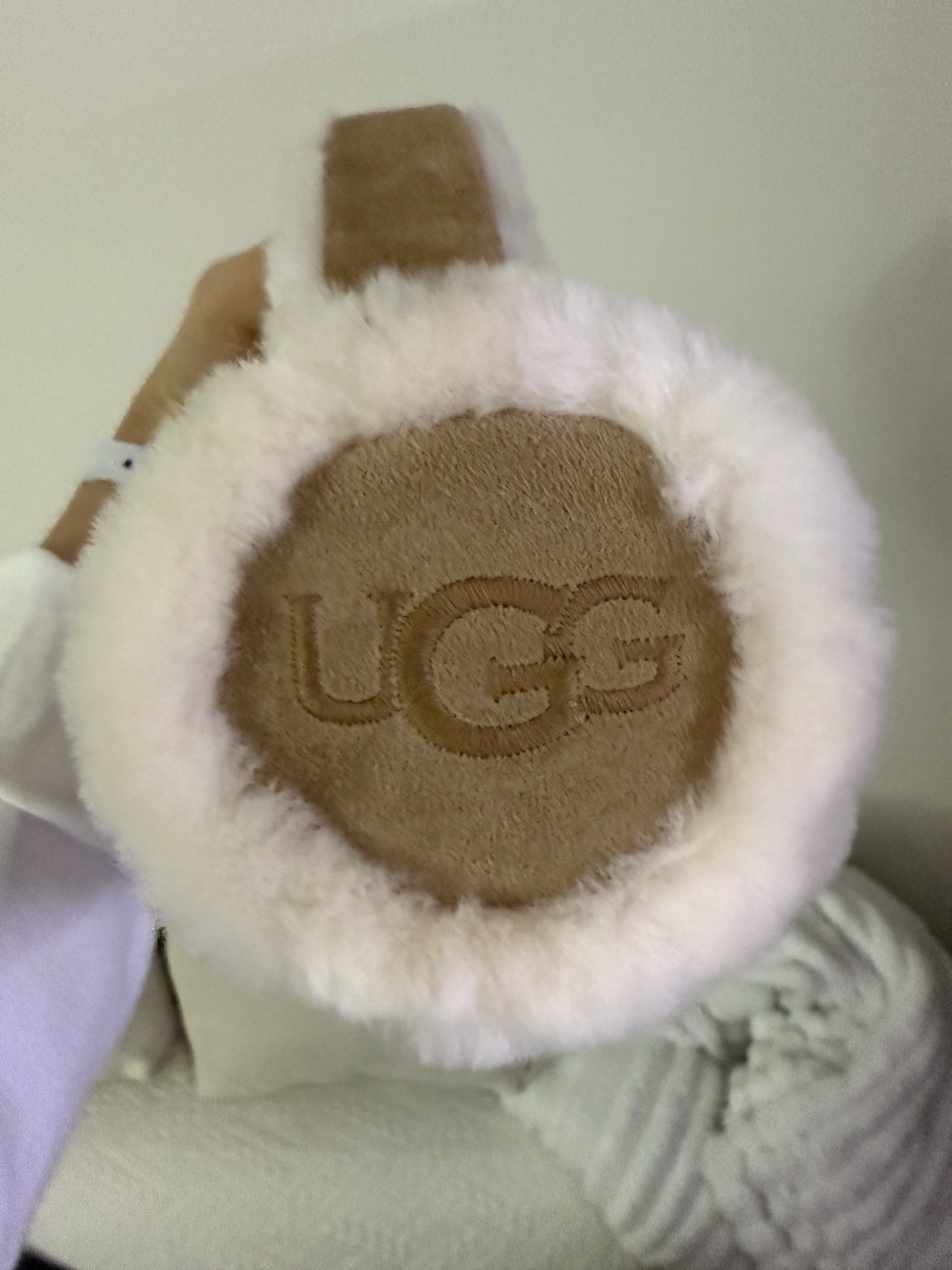 (W) UGG Embroidered Logo Earmuff Chestnut 착용 스타일