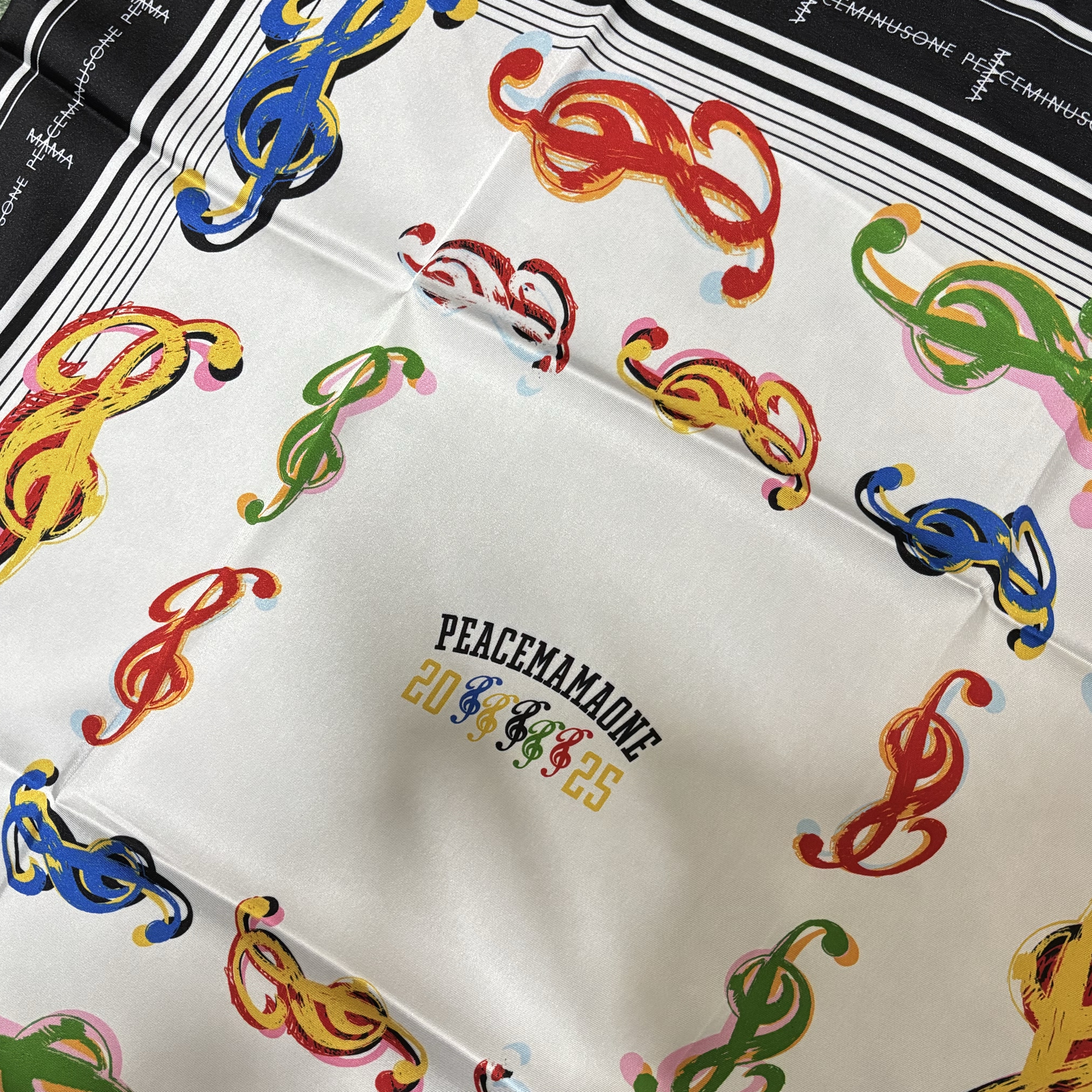 Peaceminusone x 2025 MAMA Awards Peacemamaone Scarf 착용 스타일