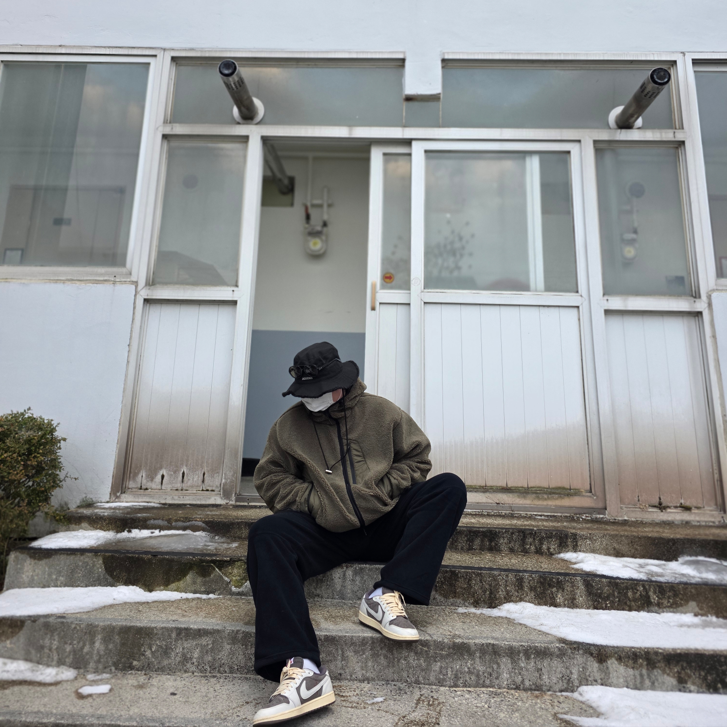 Jordan 1 x Travis Scott Retro Low OG SP Sail and Ridgerock, [FW25] moif Hiker Hooded Fleece Jumper Olive 착용 스타일 - 1