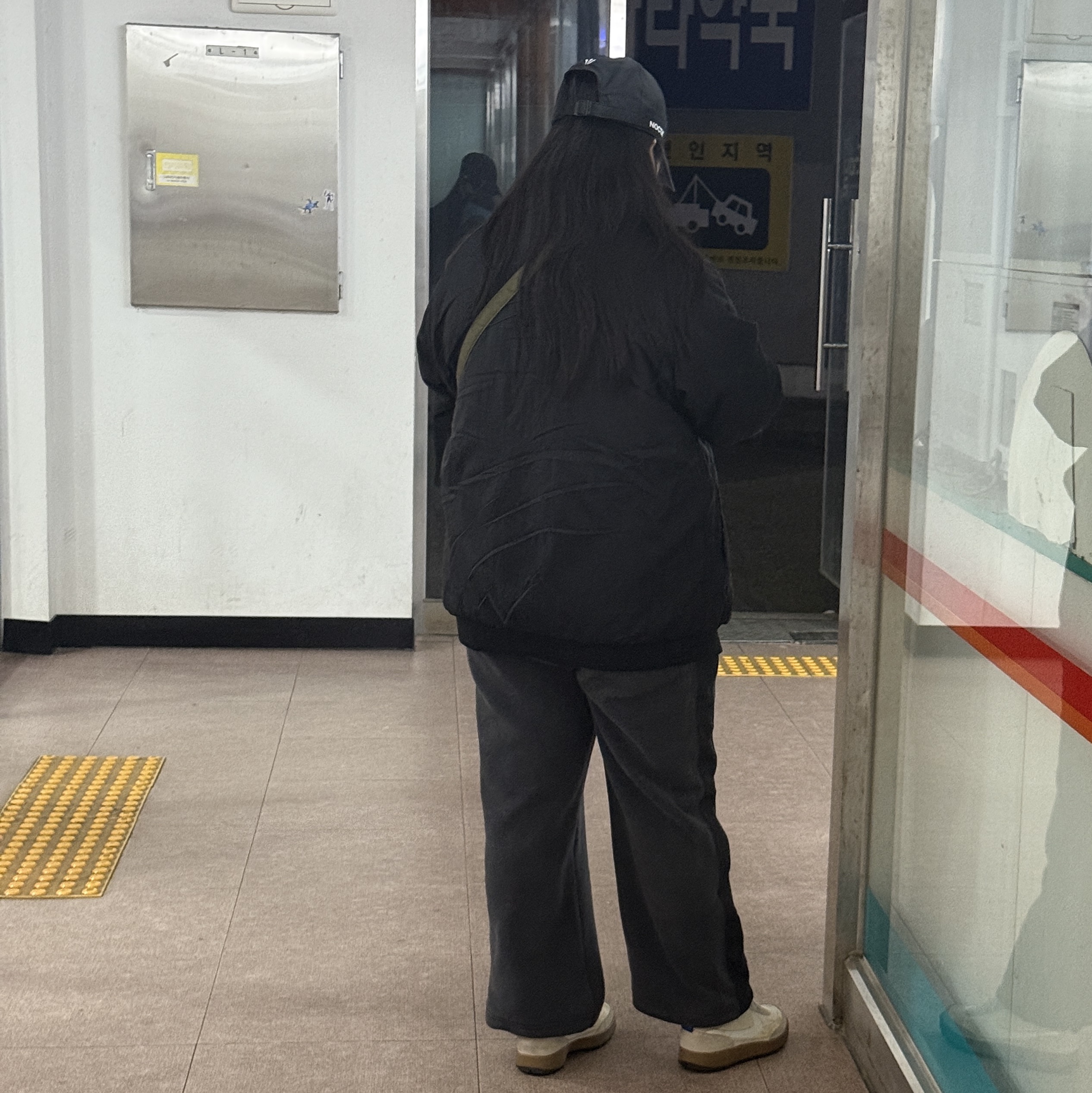 Uniqlo x Needles Fleece Wide Pants Dark Gray - KR 착용 스타일