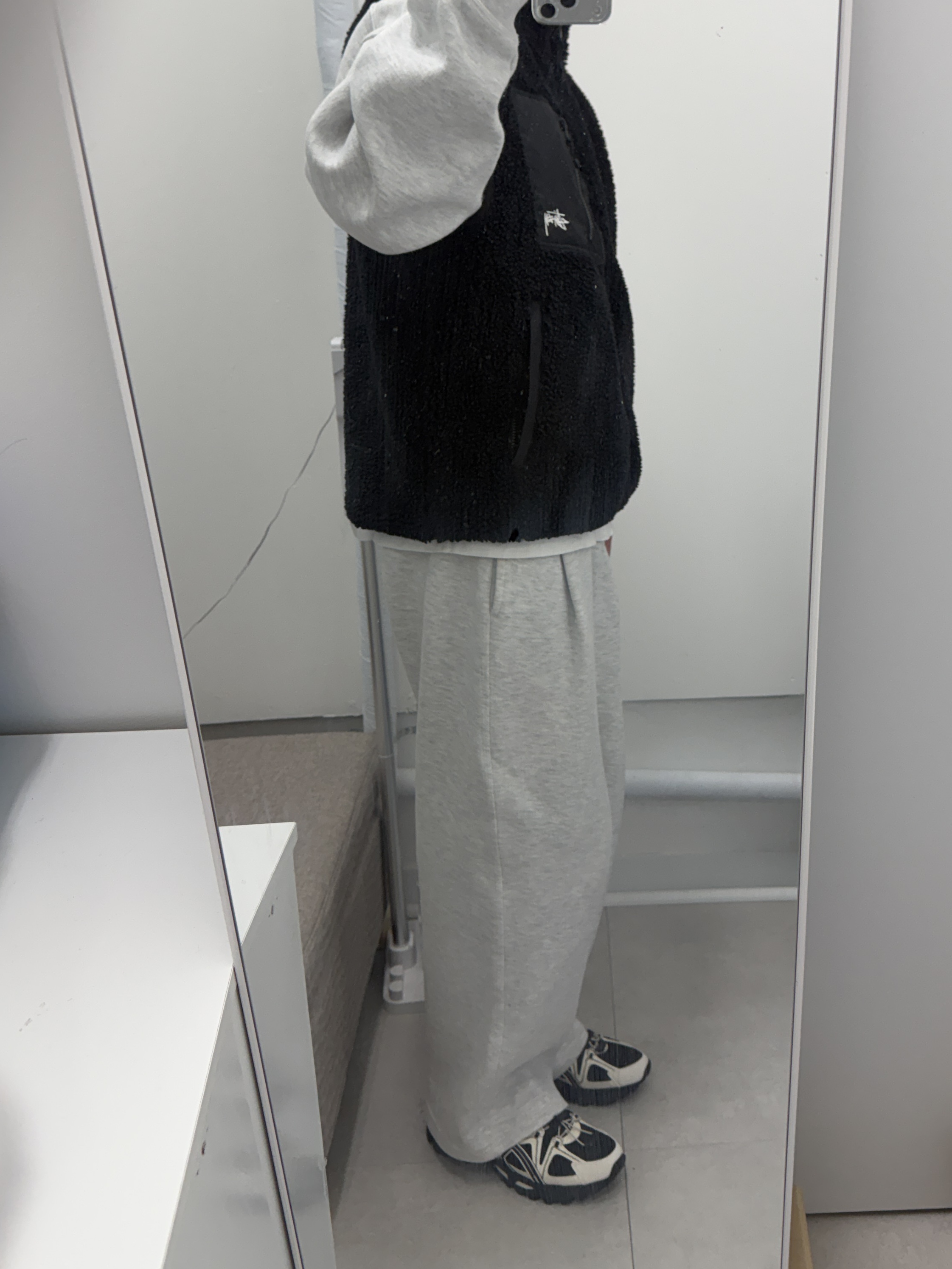 Stussy Sherpa Reversible Vest Black 착용 스타일 - 4