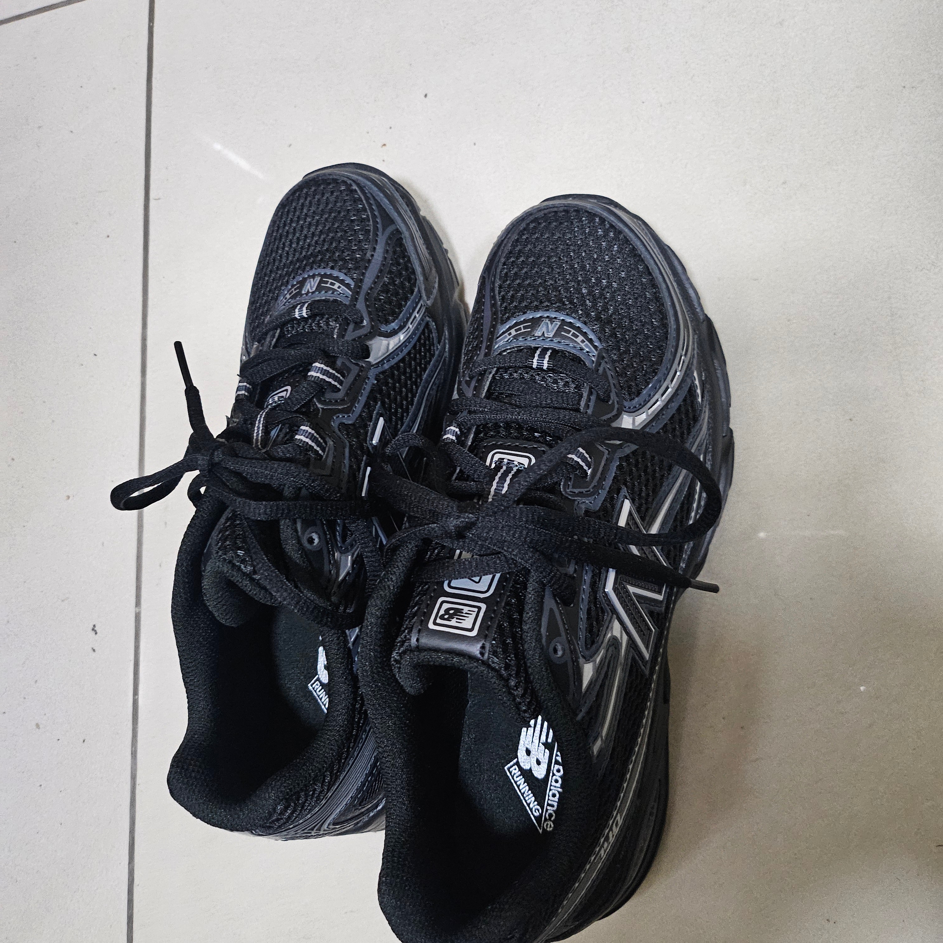 New Balance 740v2 Black Silver Metallic 착용 스타일