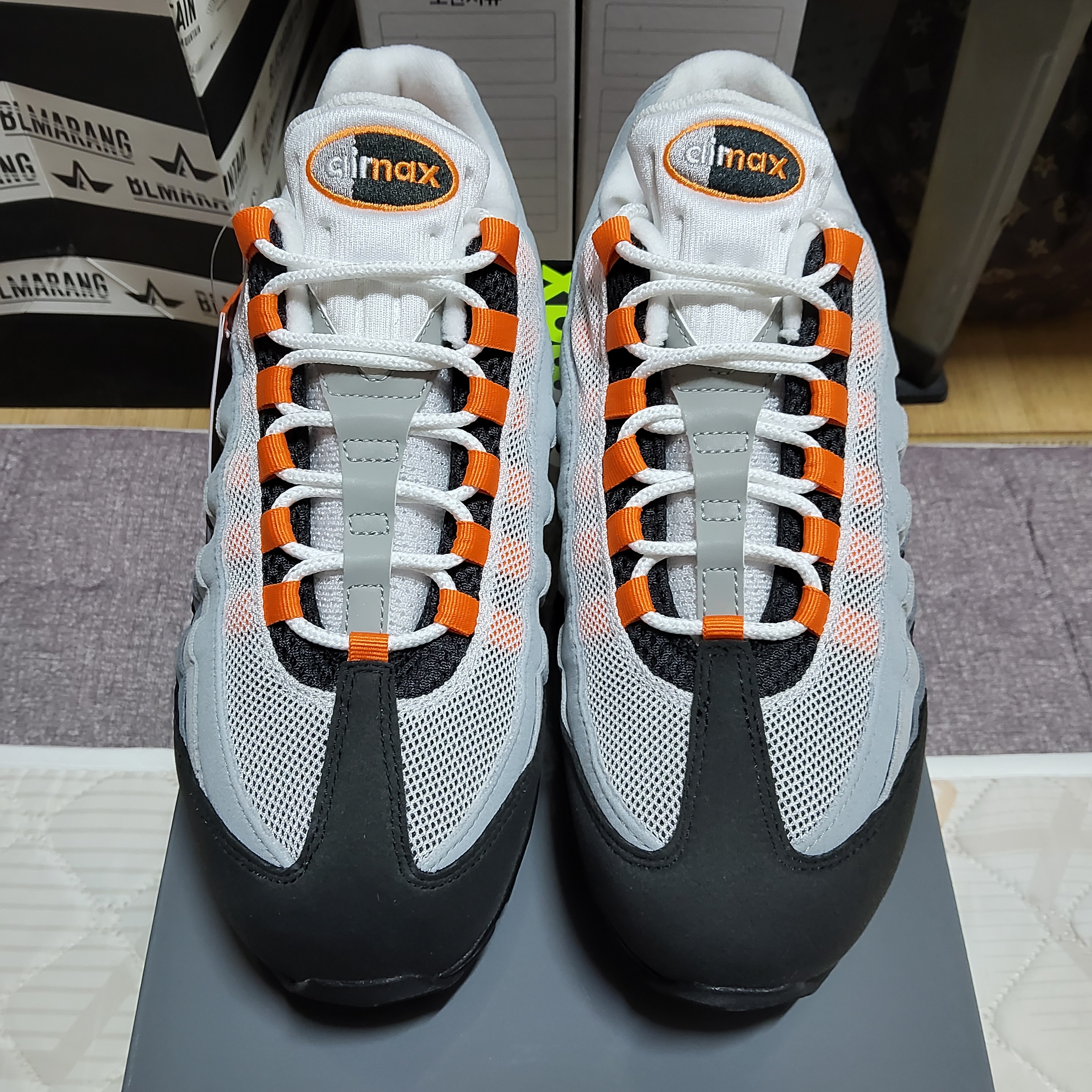 Nike Air Max 95 OG Bright Mandarin 착용 스타일 - 2