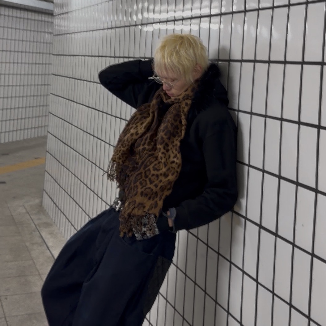 Smokeastar Destroyed Fur Crimson Hoodie Black 착용 스타일 - 1