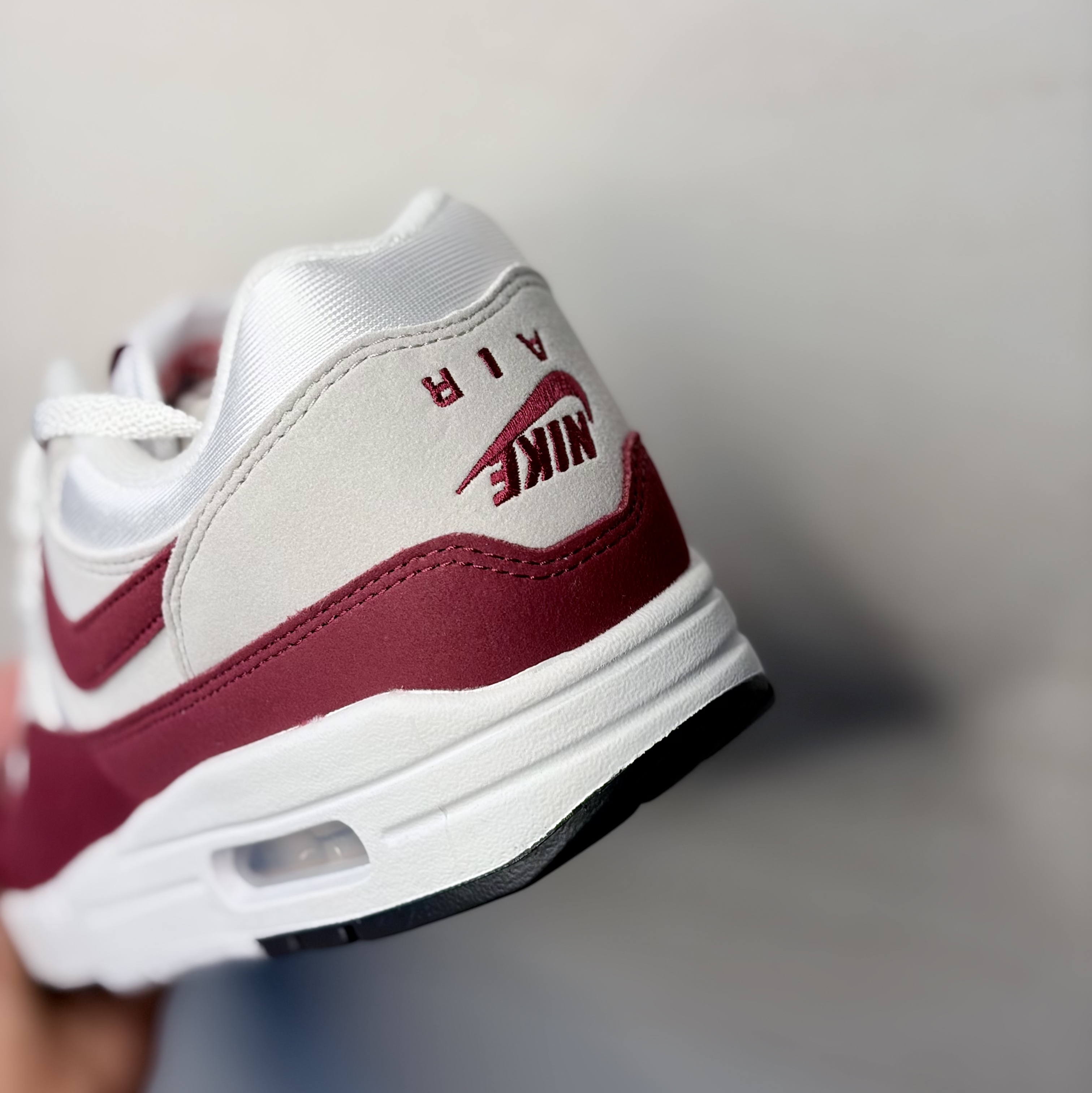 Nike x Stranger Things Air Max 1 '87 White Neutral Grey 착용 스타일