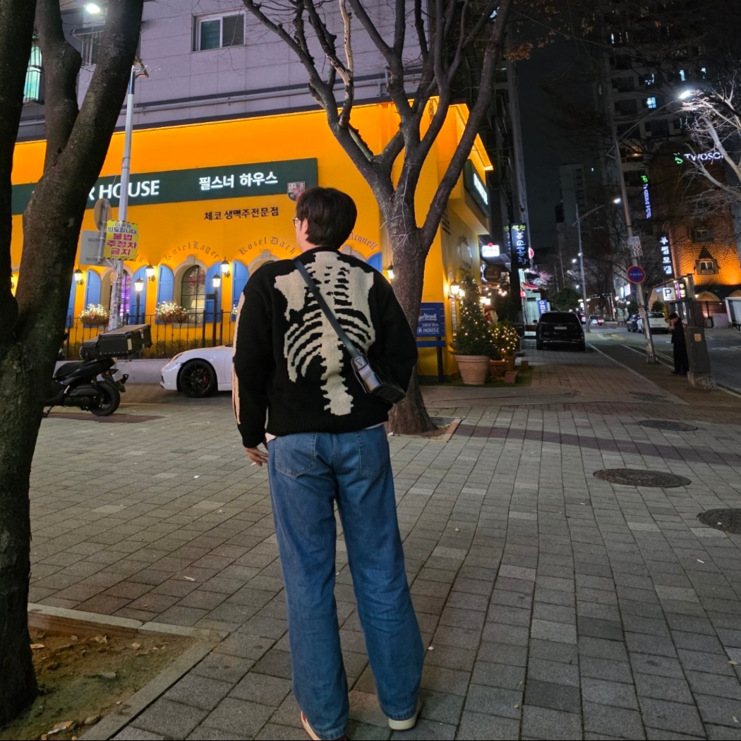 Kapital 5G Wool Bone Crewneck Sweater Black, Bottega Veneta Urban Leather Crossbody Cassette Black Silver 착용 스타일