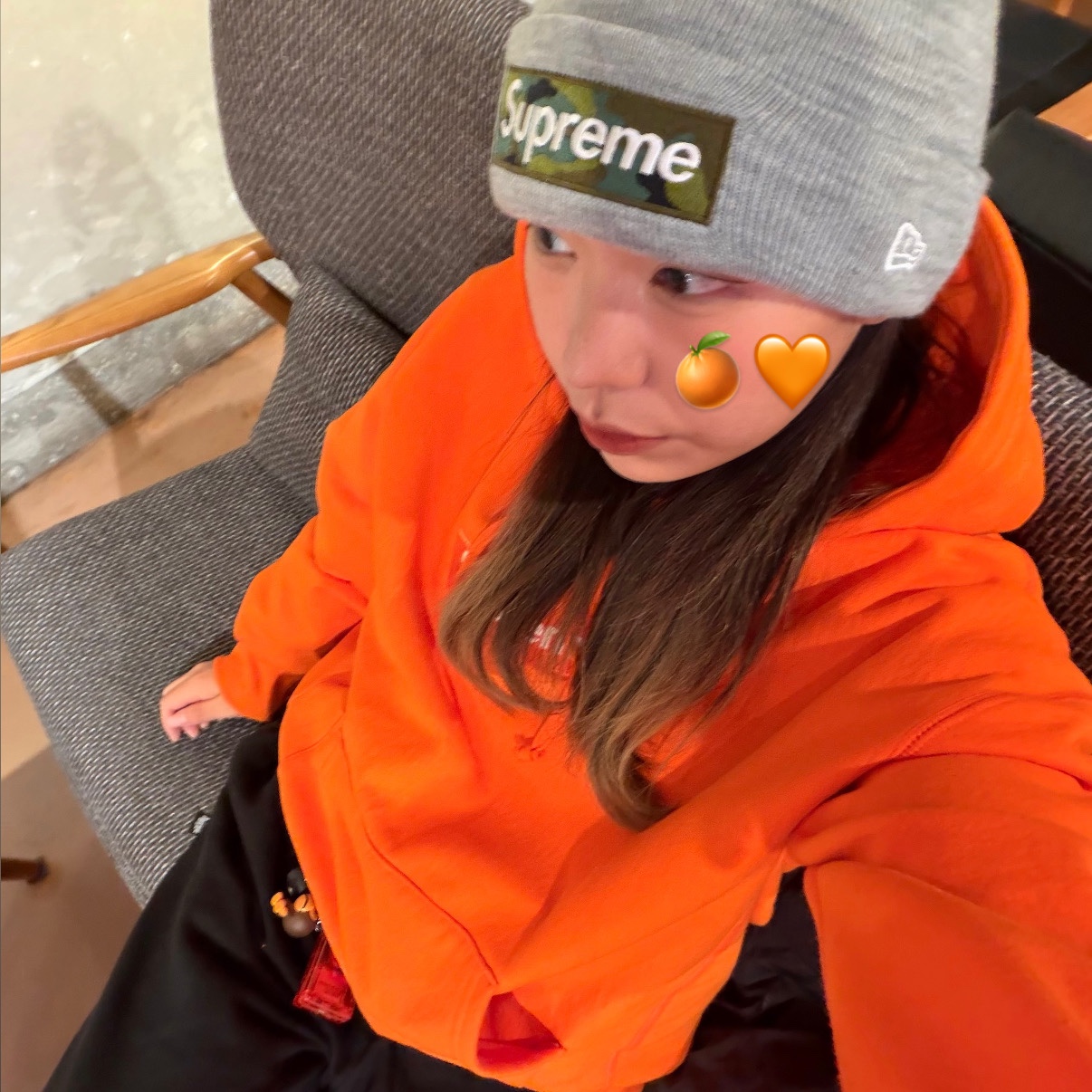 Supreme Box Logo Hooded Sweatshirt Dark Orange - 24FW, Supreme New Era Box Logo Beanie Heather Grey - 23FW 착용 스타일 - 1