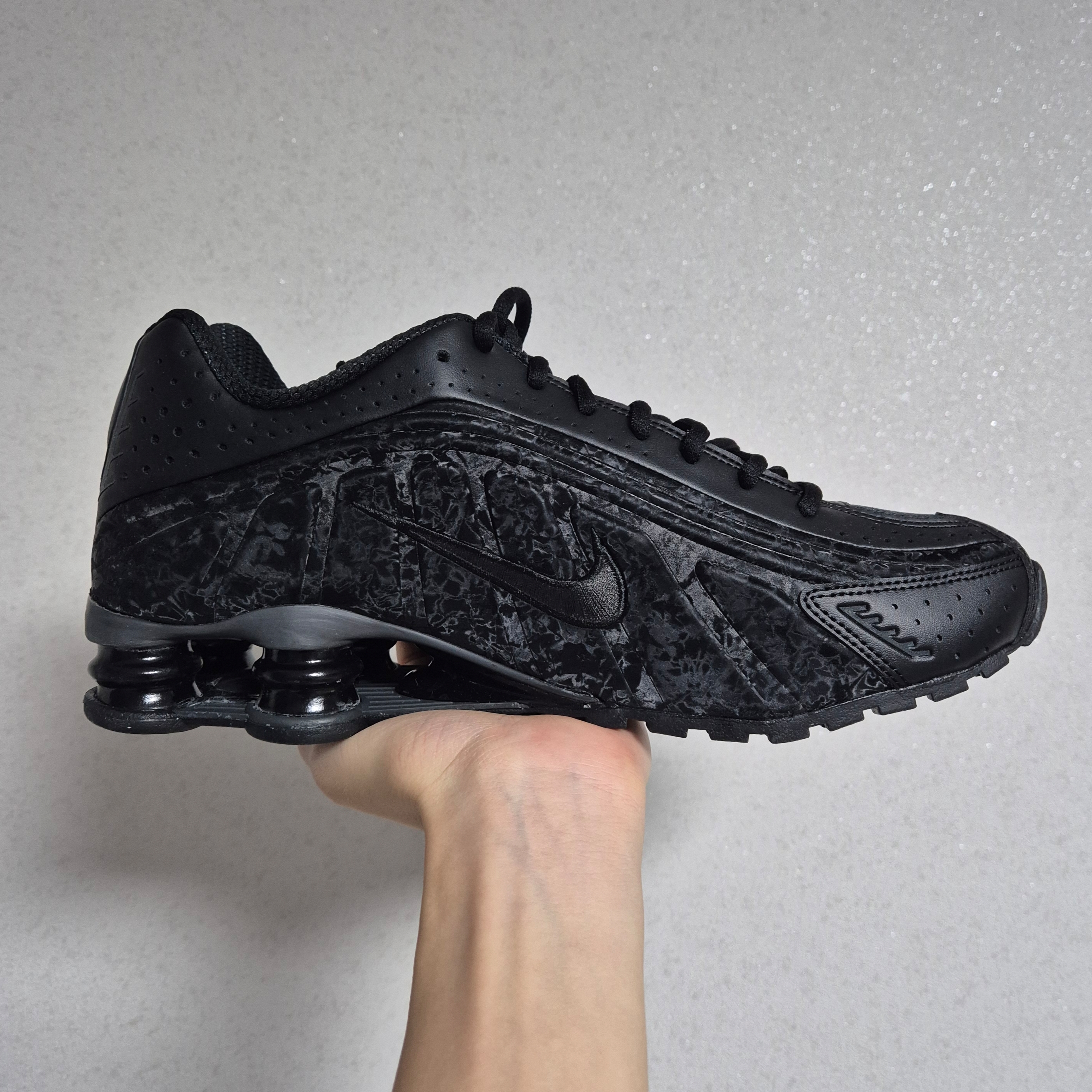 (W) Nike Shox R4 Black Dark Smoke Grey 착용 스타일 - 1
