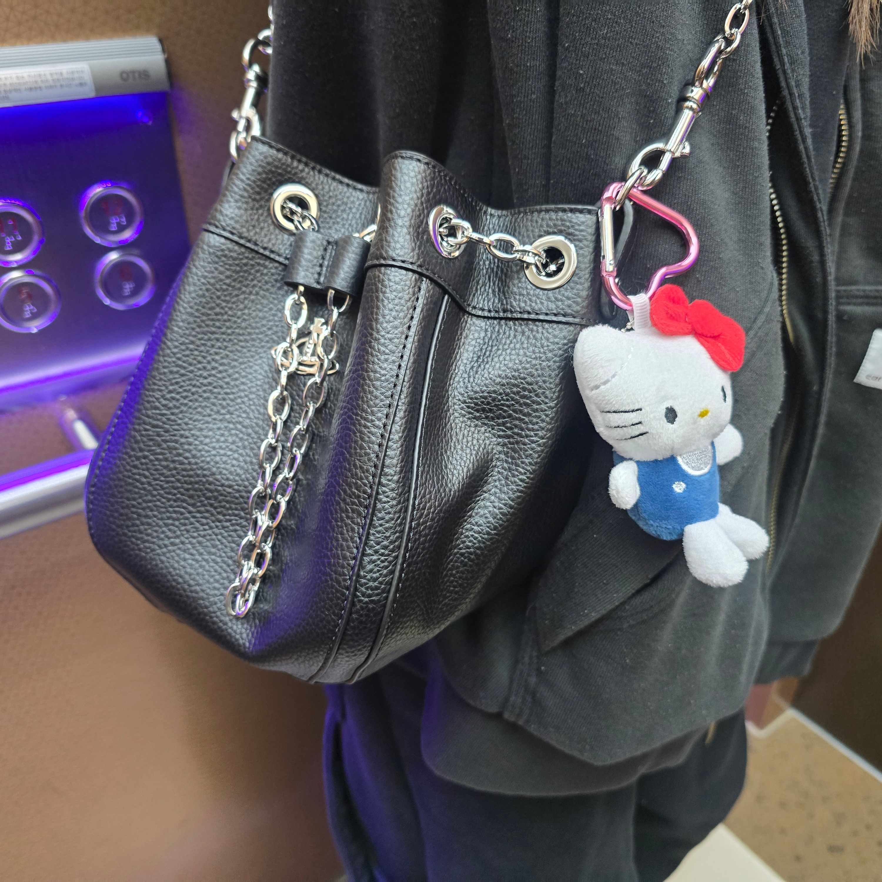 Vivienne Westwood Chrissy Small Bucket Bag Black 착용 스타일