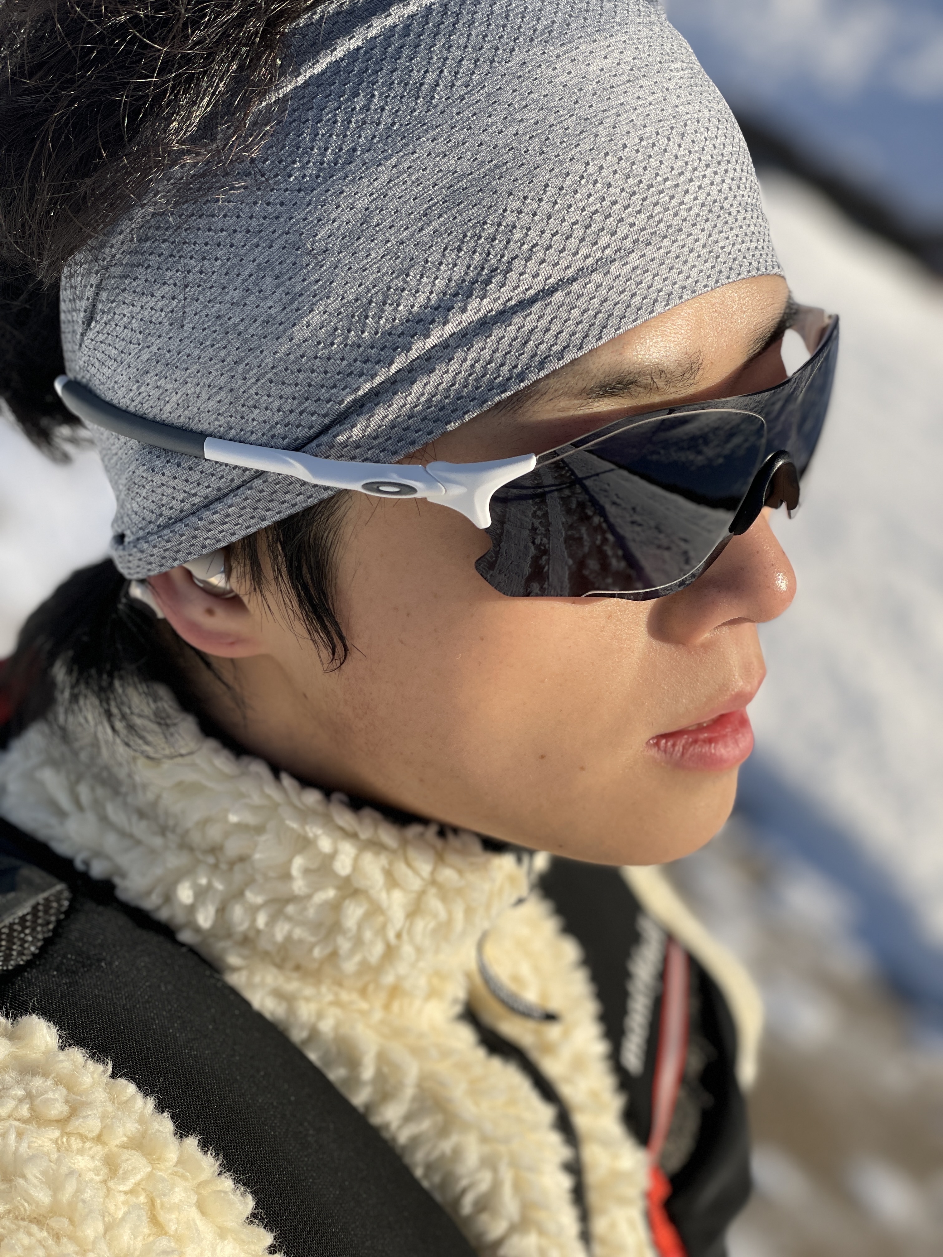 Oakley EVZero Path Matte White Frame Clear To Black Iridium Photochromic Lenses Low Bridge Fit, Montbell Cross Runner Vest Black 착용 스타일 - 1