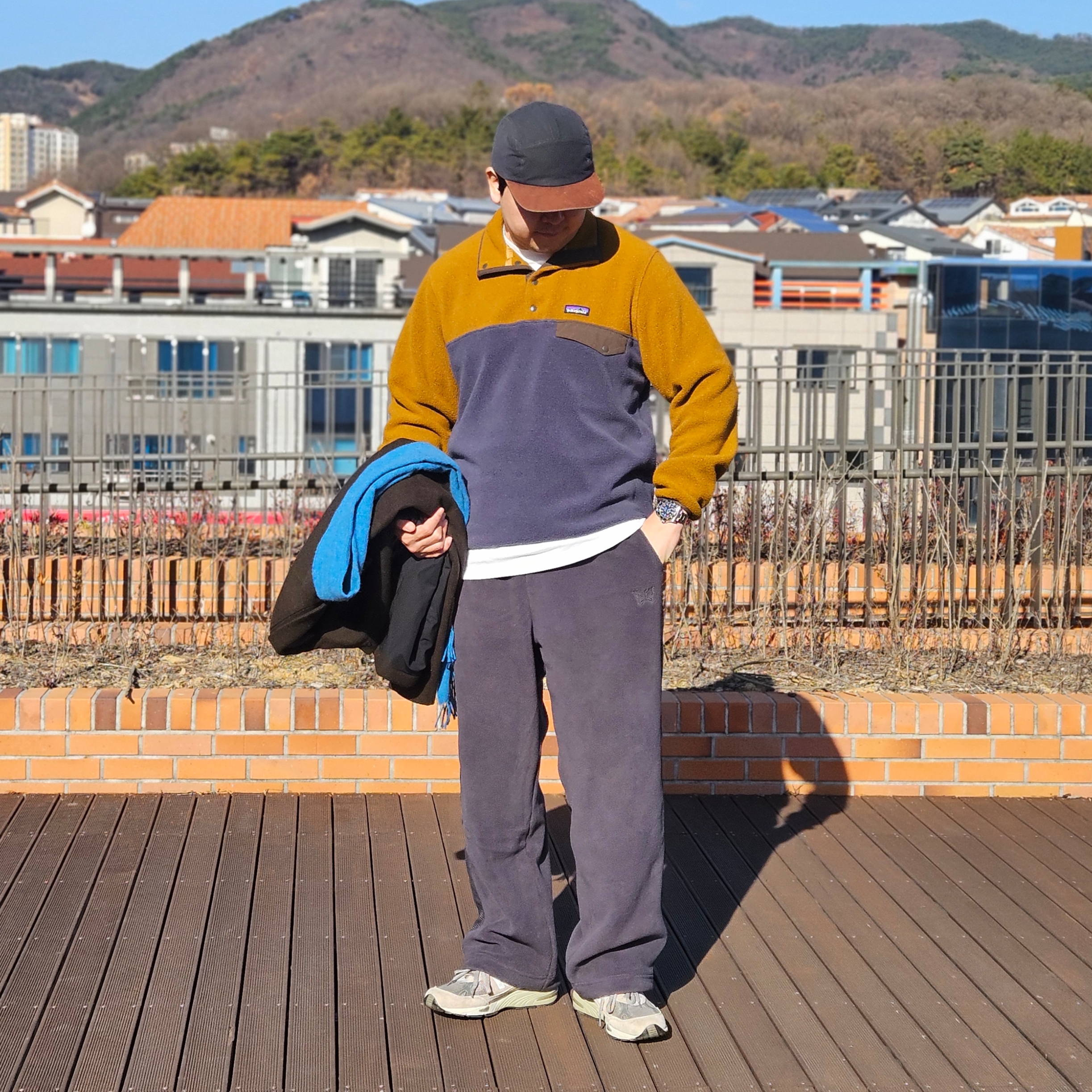 Patagonia Lightweight Synchilla Snap-T Fleece Pullover Shelter Brown, Uniqlo x Needles Fleece Wide Pants Dark Gray - KR 착용 스타일