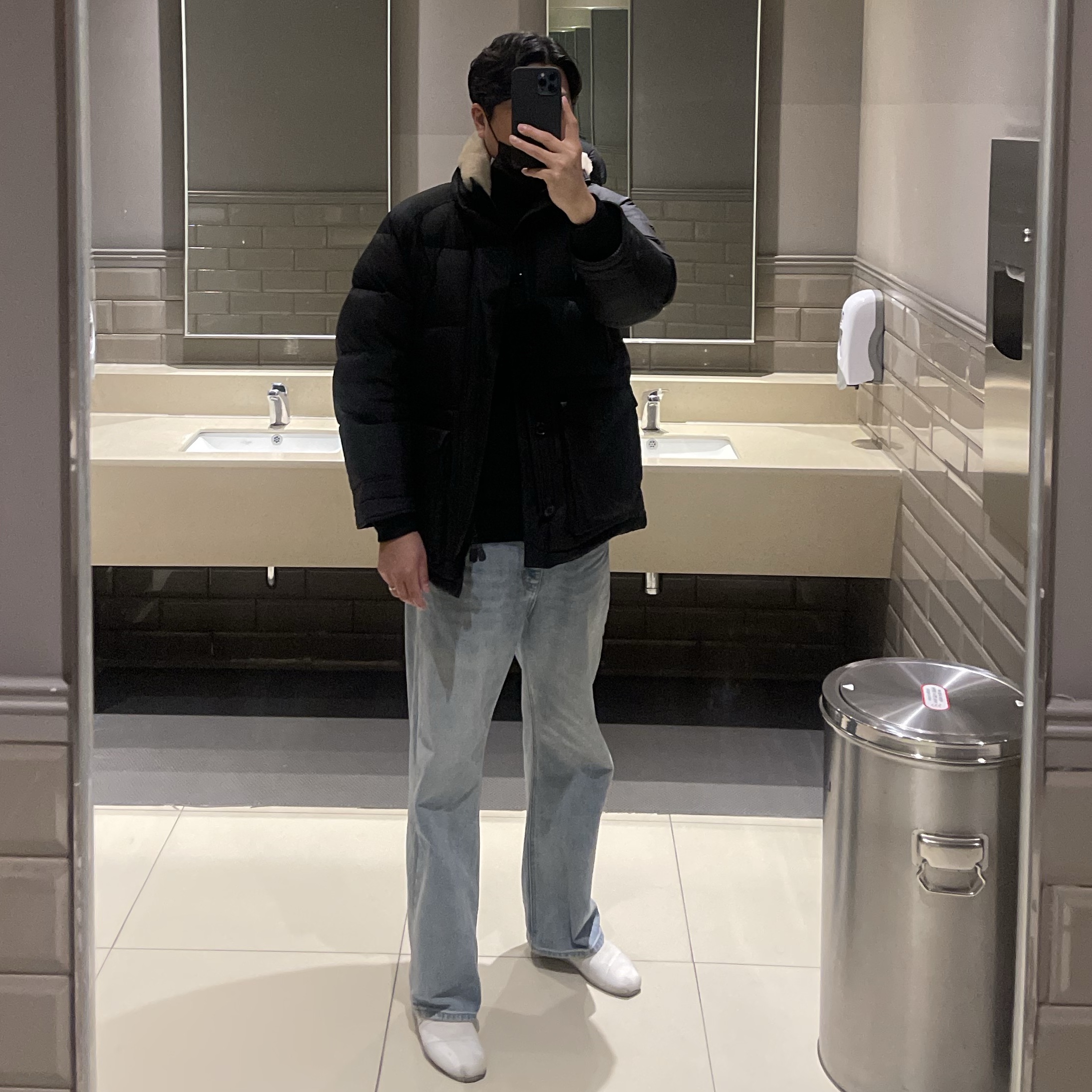 Eastlogue Shearling Polar Down Parka Black 착용 스타일