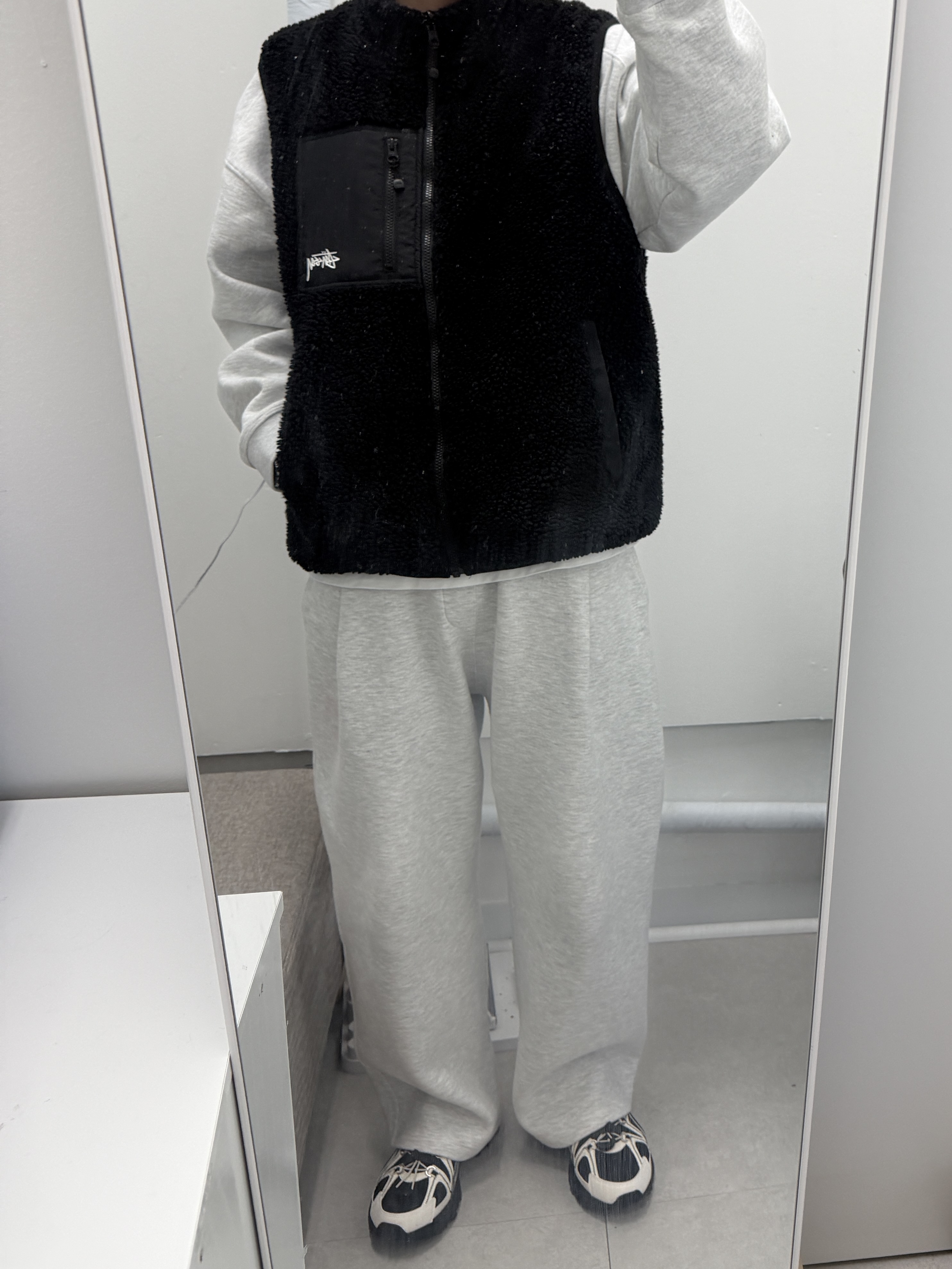 Stussy Sherpa Reversible Vest Black 착용 스타일 - 3