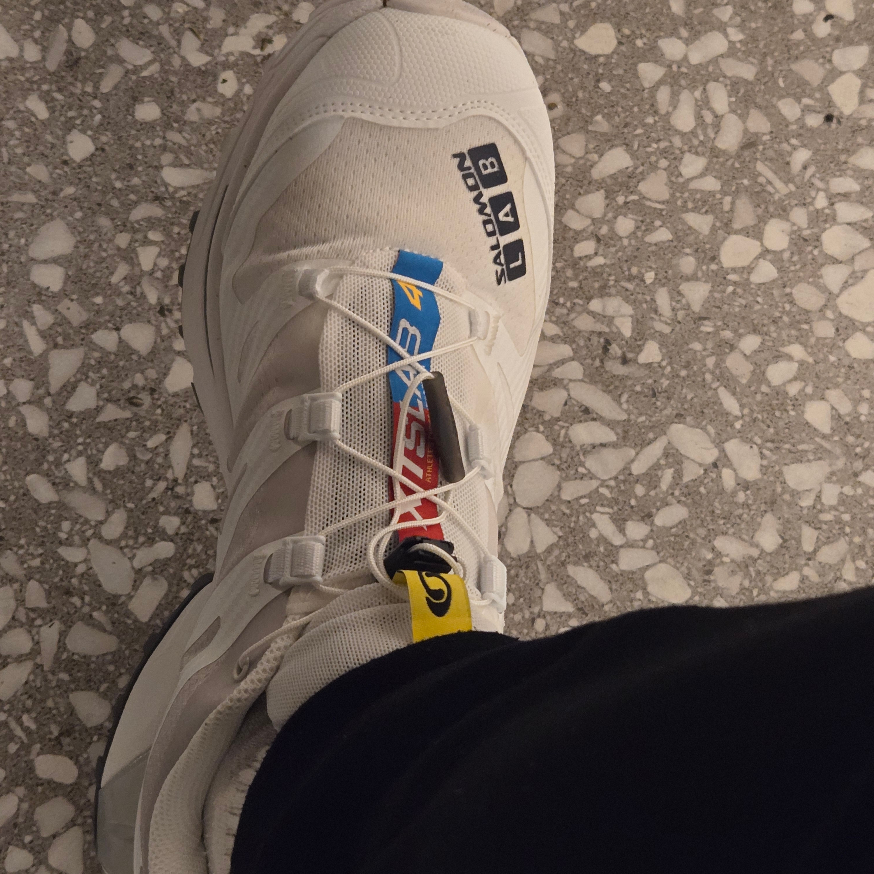 Salomon XT-4 White Lunar Rock 착용 스타일 - 3