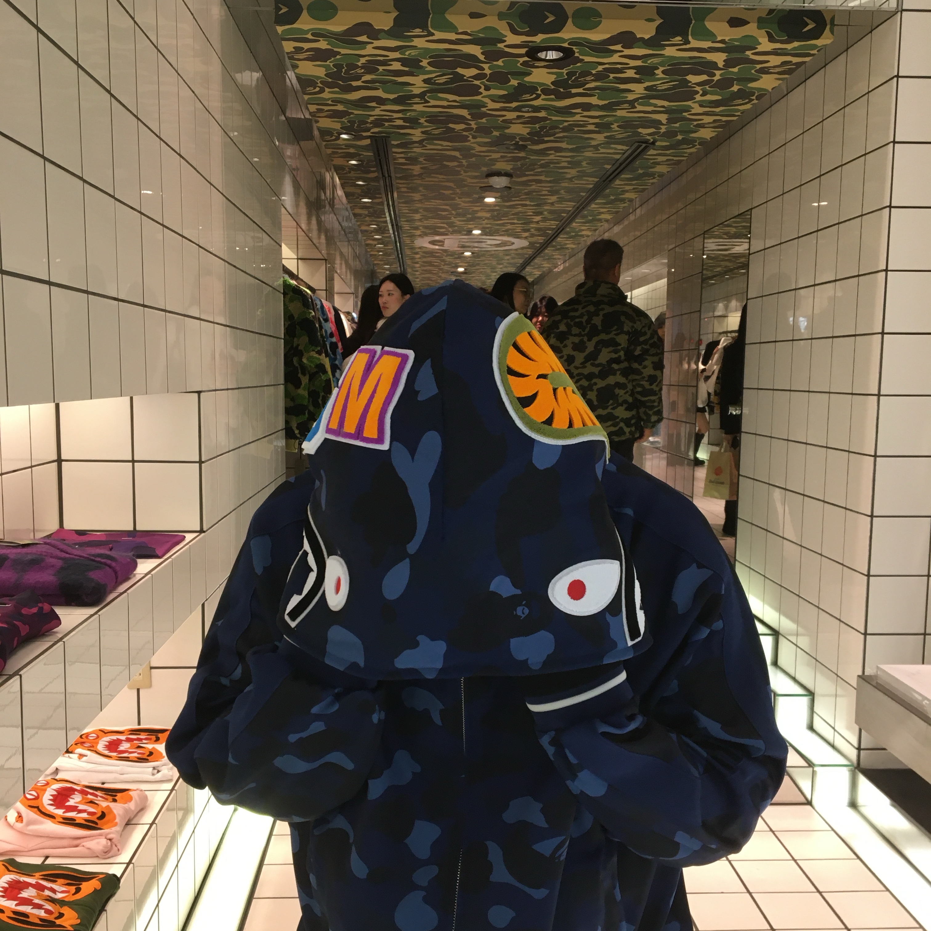 BAPE Color Camo Tiger Shark T-Shirt Black Navy, BAPE Color Camo Shark Full Zip Hoodie Navy 착용 스타일 - 6