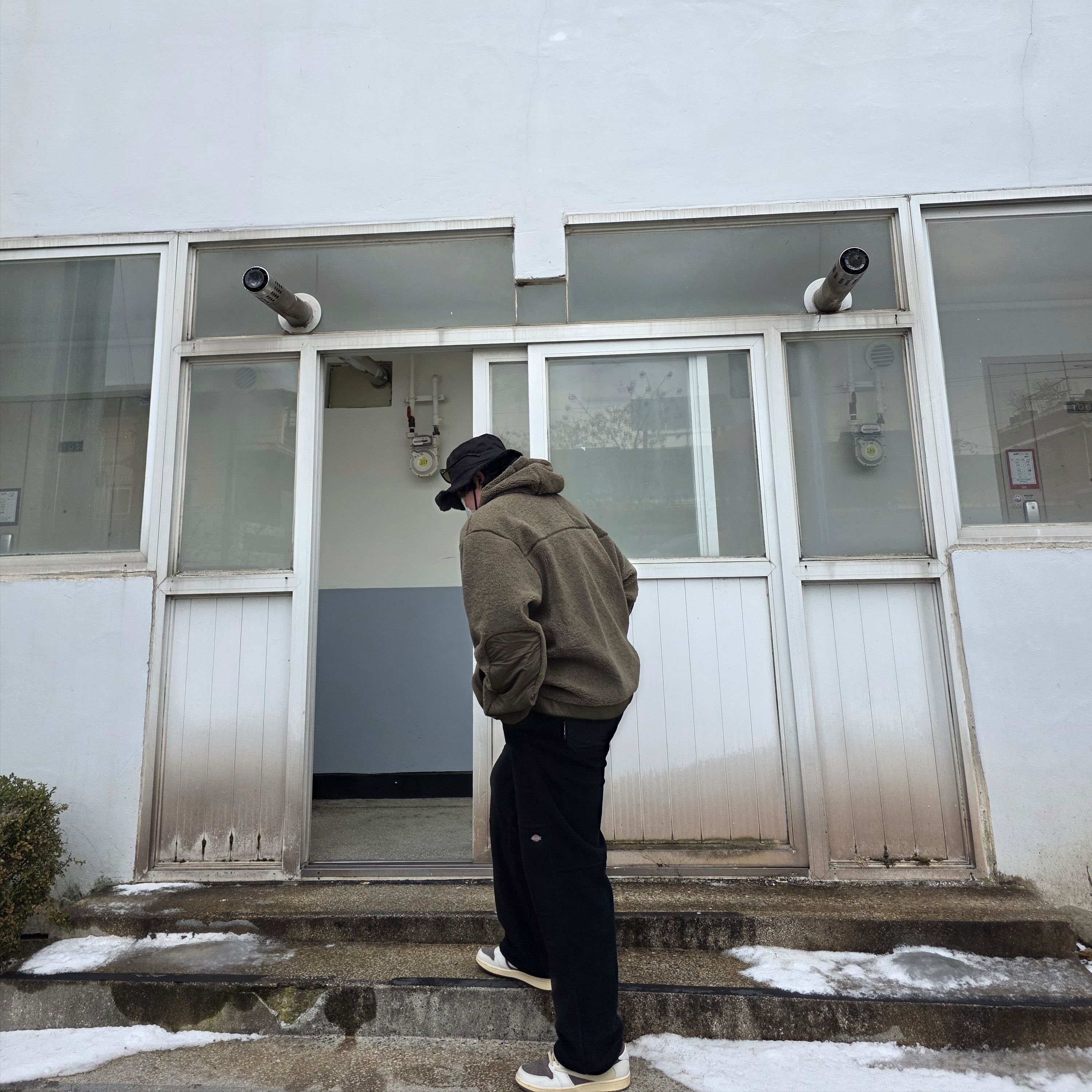 Jordan 1 x Travis Scott Retro Low OG SP Sail and Ridgerock, Jacquemus Le Bob Artichaut Bucket Hat Black 착용 스타일 - 3