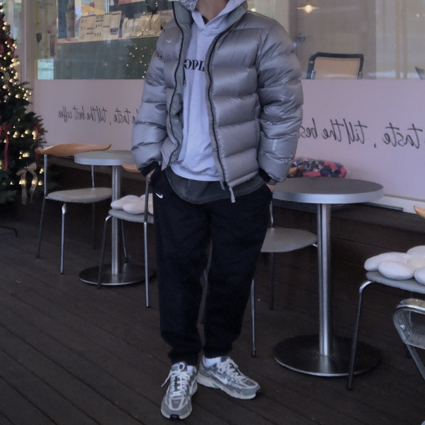 Nike x Drake Nocta Sunset Puffer Jacket Mica Green Cyber (FN8196-330), Yeezy x Gosha Rubchinskiy YZY Black Dogs Hoodie Heather Grey 착용 스타일 - 3