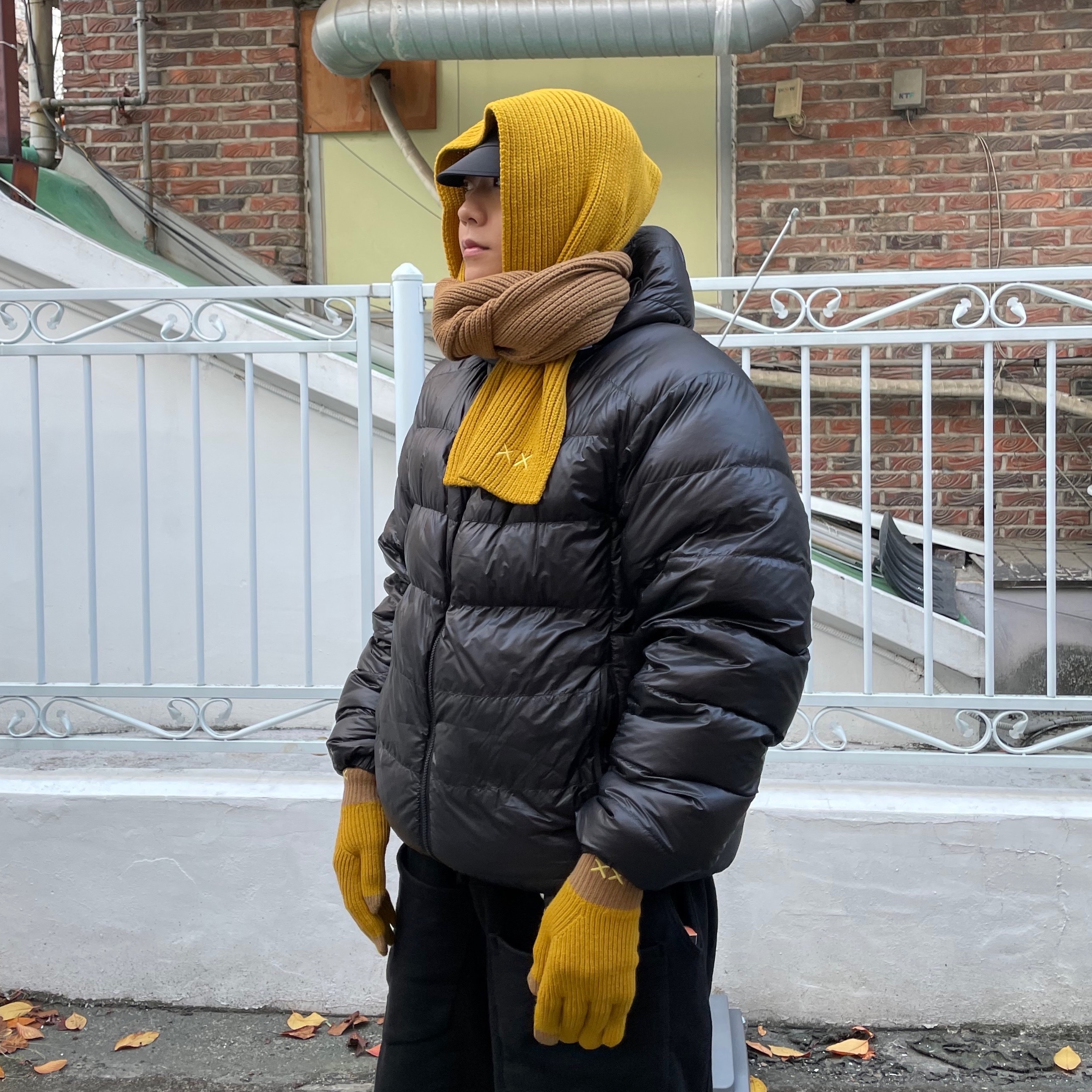 Uniqlo x Kaws Heattech Knit Scarf Yellow, Uniqlo x Kaws Heattech Knit Gloves Yellow 착용 스타일 - 2