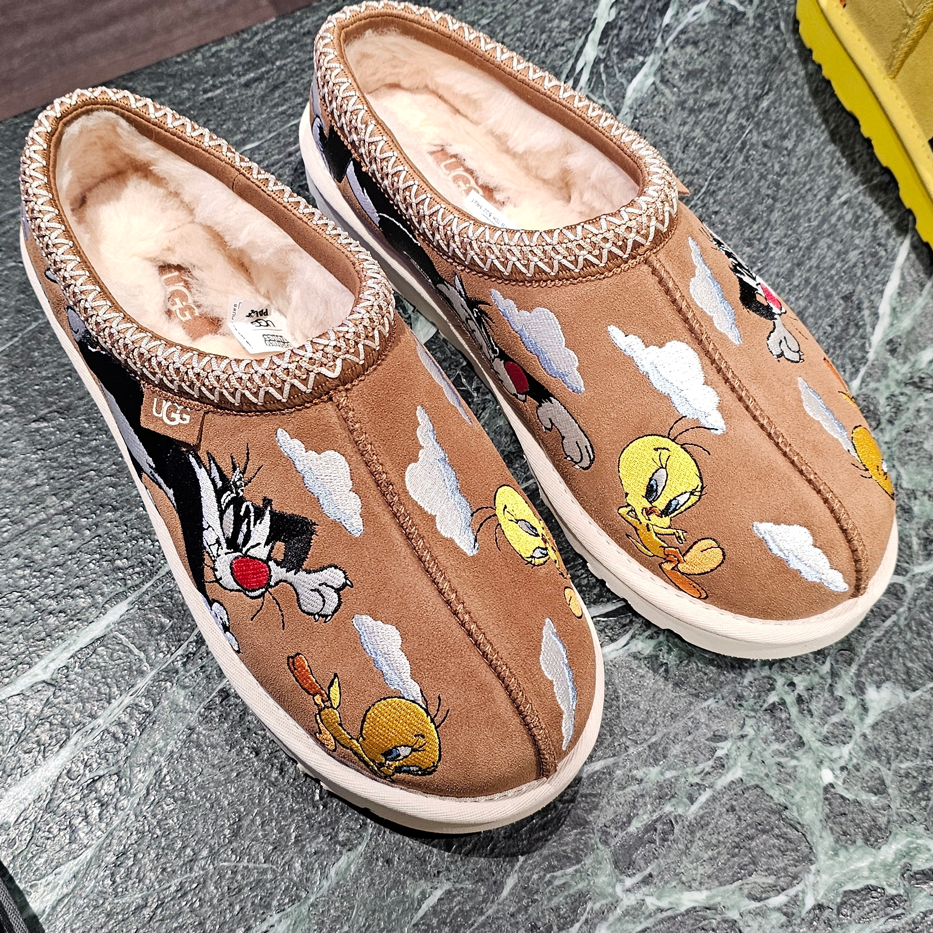 UGG x Palace x Looney Tunes Tasman Slipper Chestnut 착용 스타일
