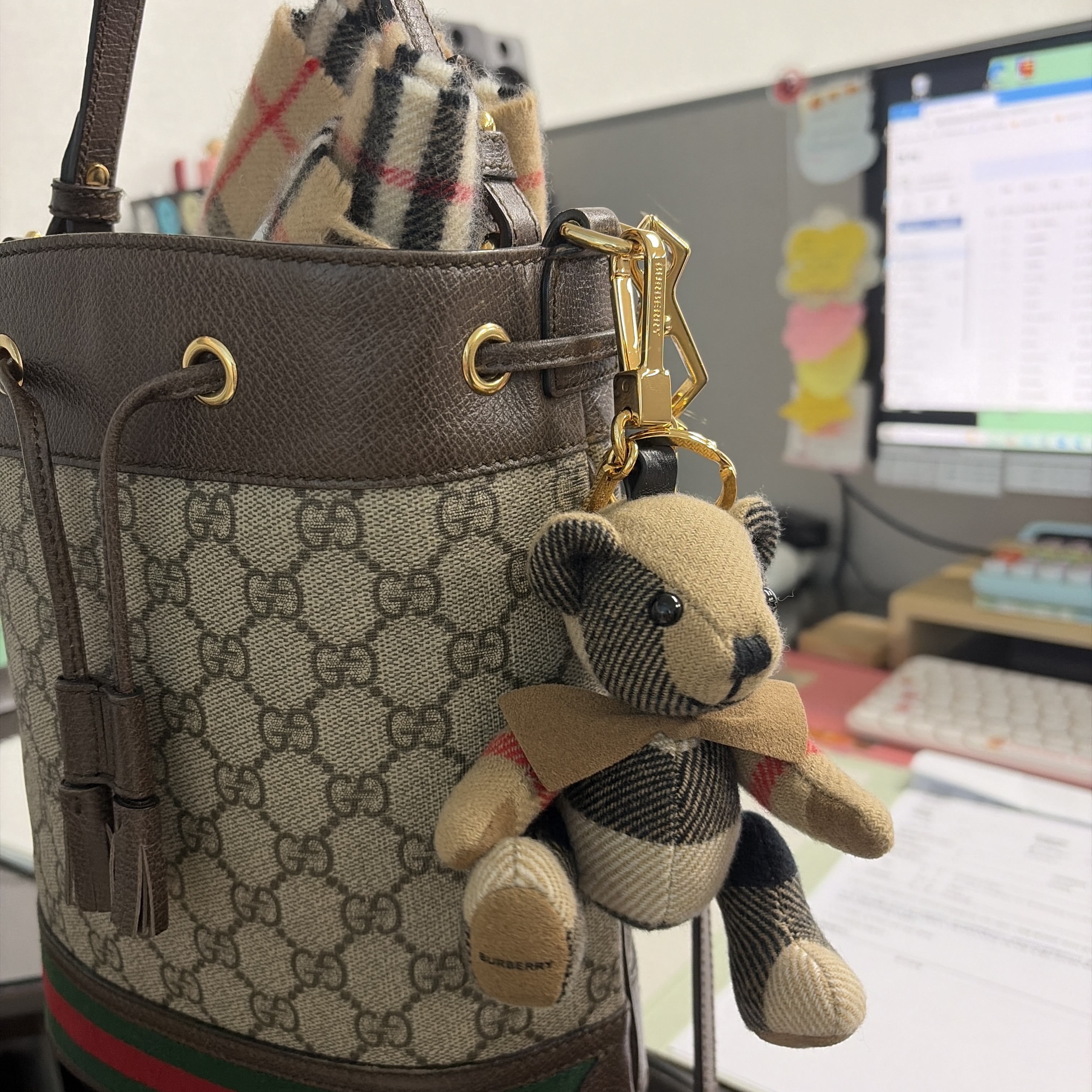 Burberry Bow Tie Thomas Bear Charm Archive Beige 착용 스타일