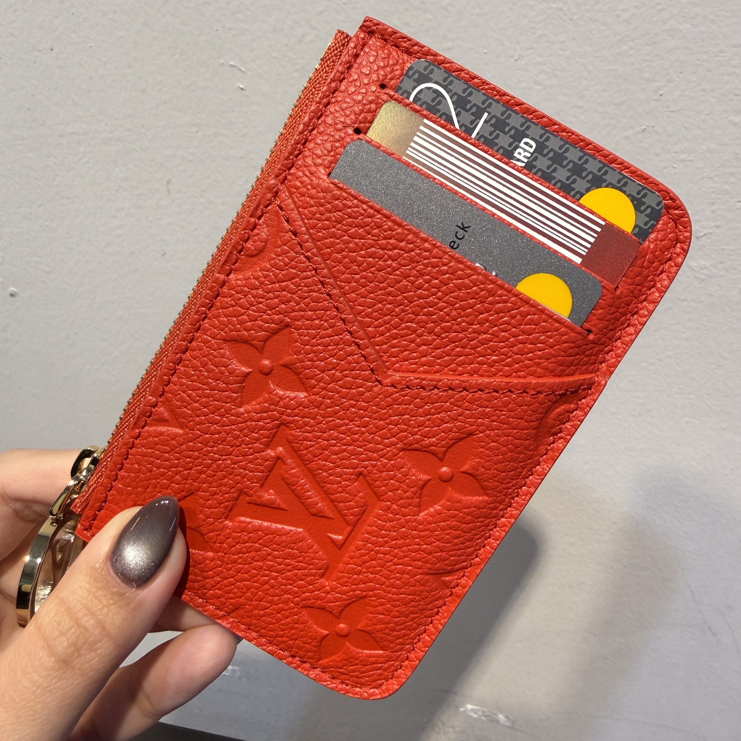 Louis Vuitton Romy Card Holder Louis Red 착용 스타일 - 1