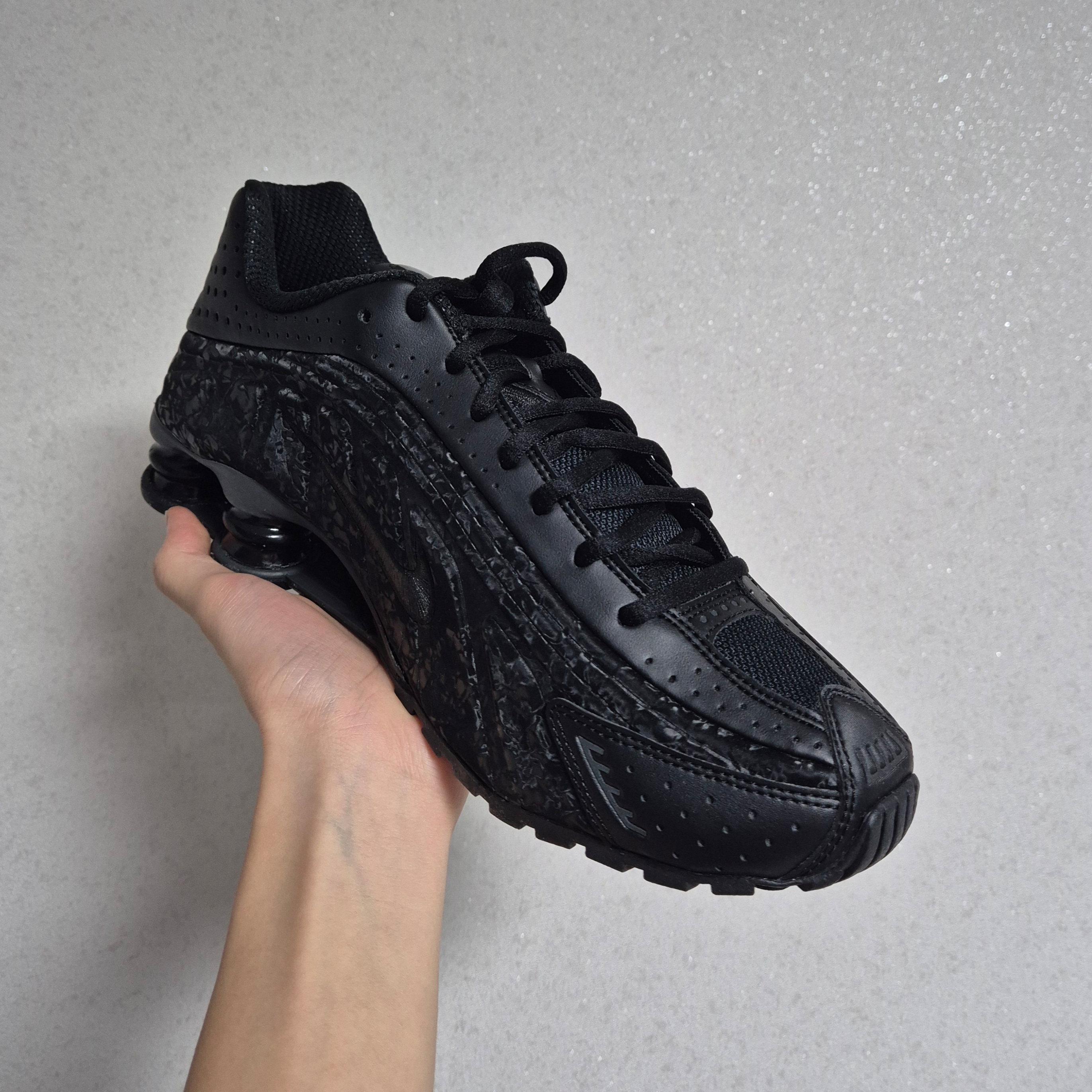 (W) Nike Shox R4 Black Dark Smoke Grey 착용 스타일 - 2