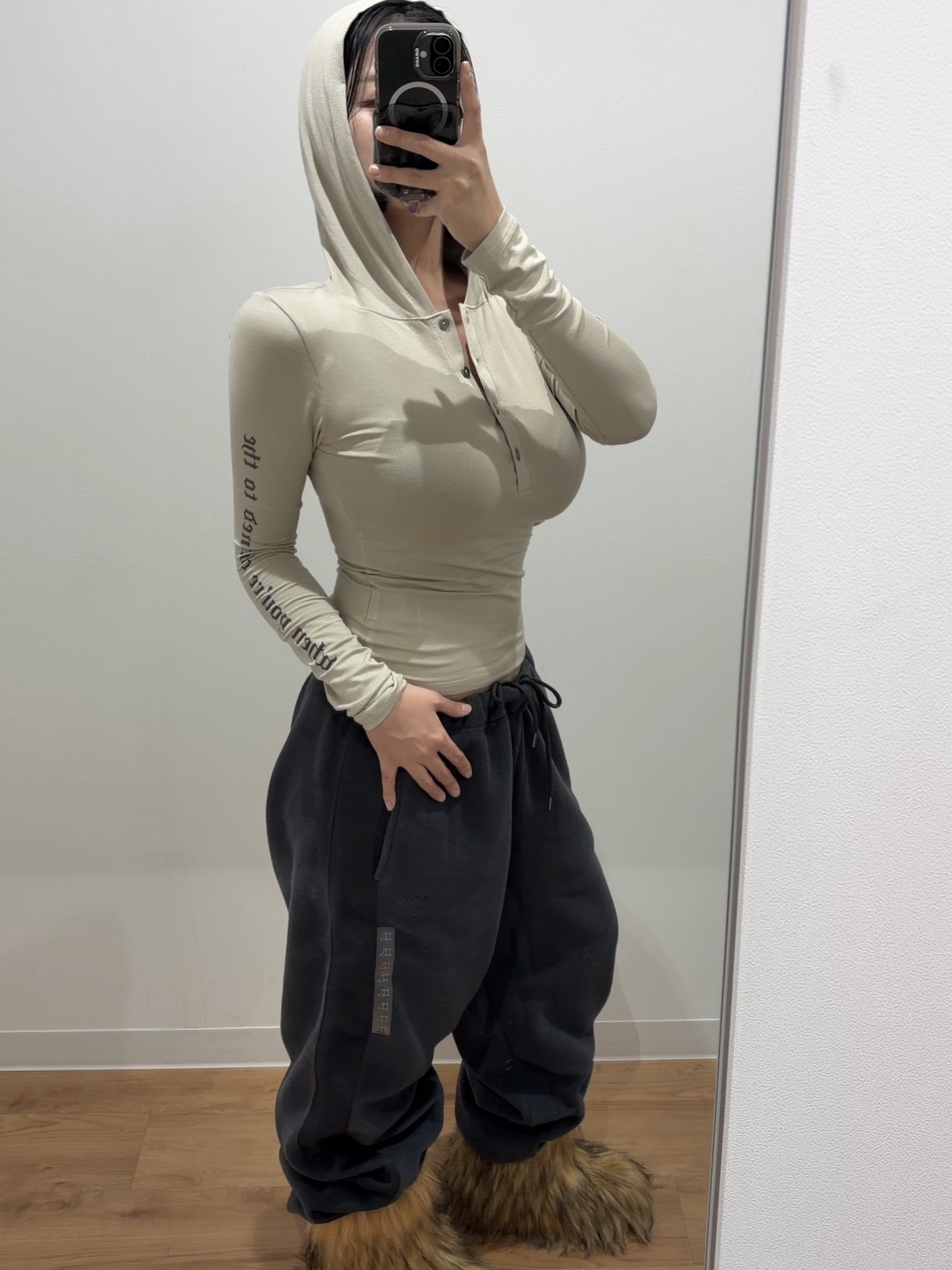 Uniqlo x Needles Fleece Wide Pants Dark Gray - KR 착용 스타일