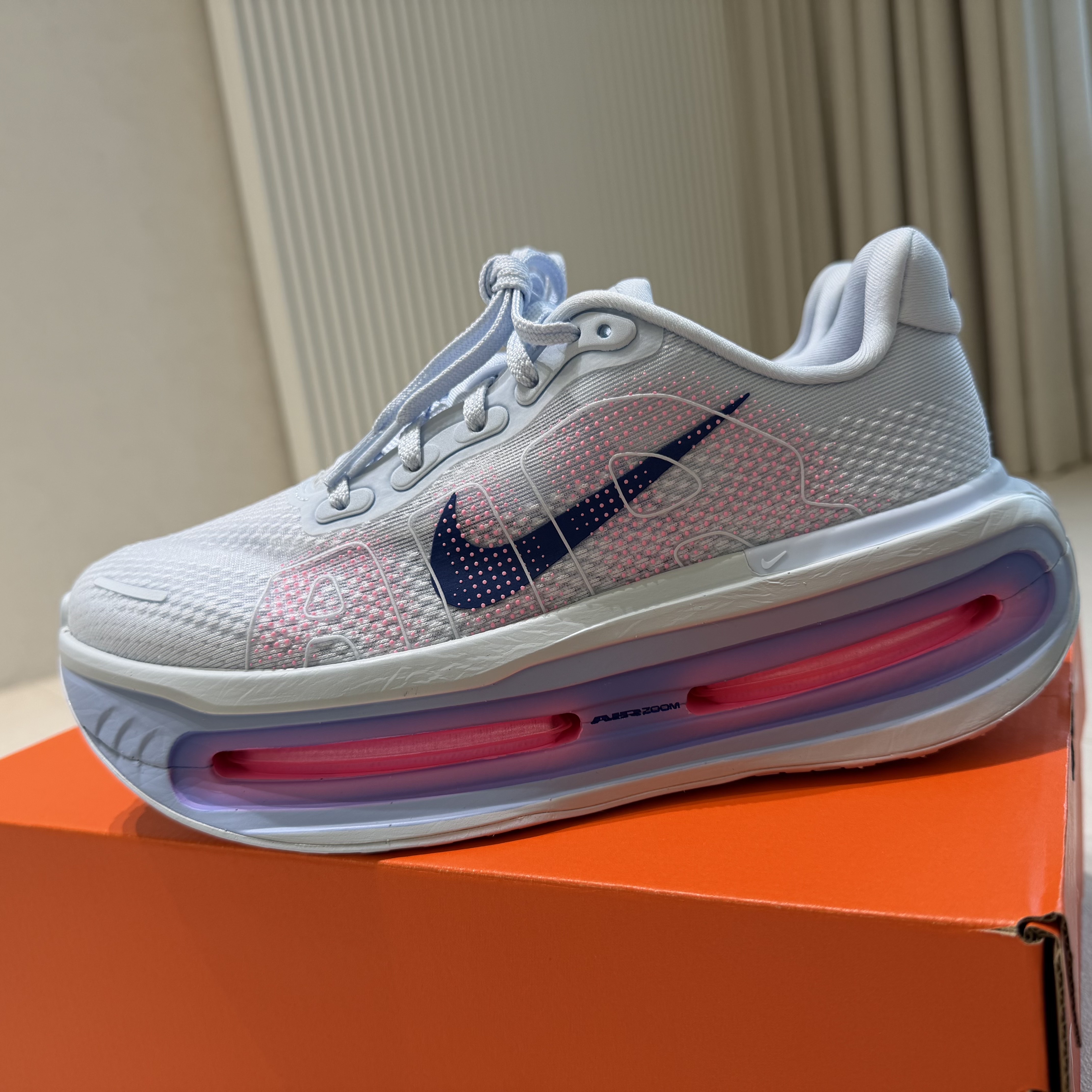 (W) Nike Vomero Premium Blue Tint Aluminum 착용 스타일