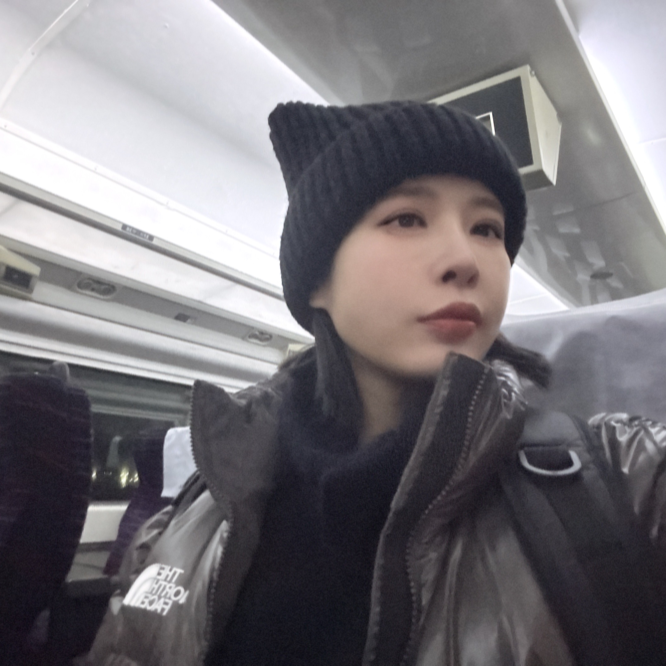 G-DRAGON Knit Cap Black, (W) The North Face Ella Down Jacket RDS Coffee Brown - 25FW 착용 스타일 - 3