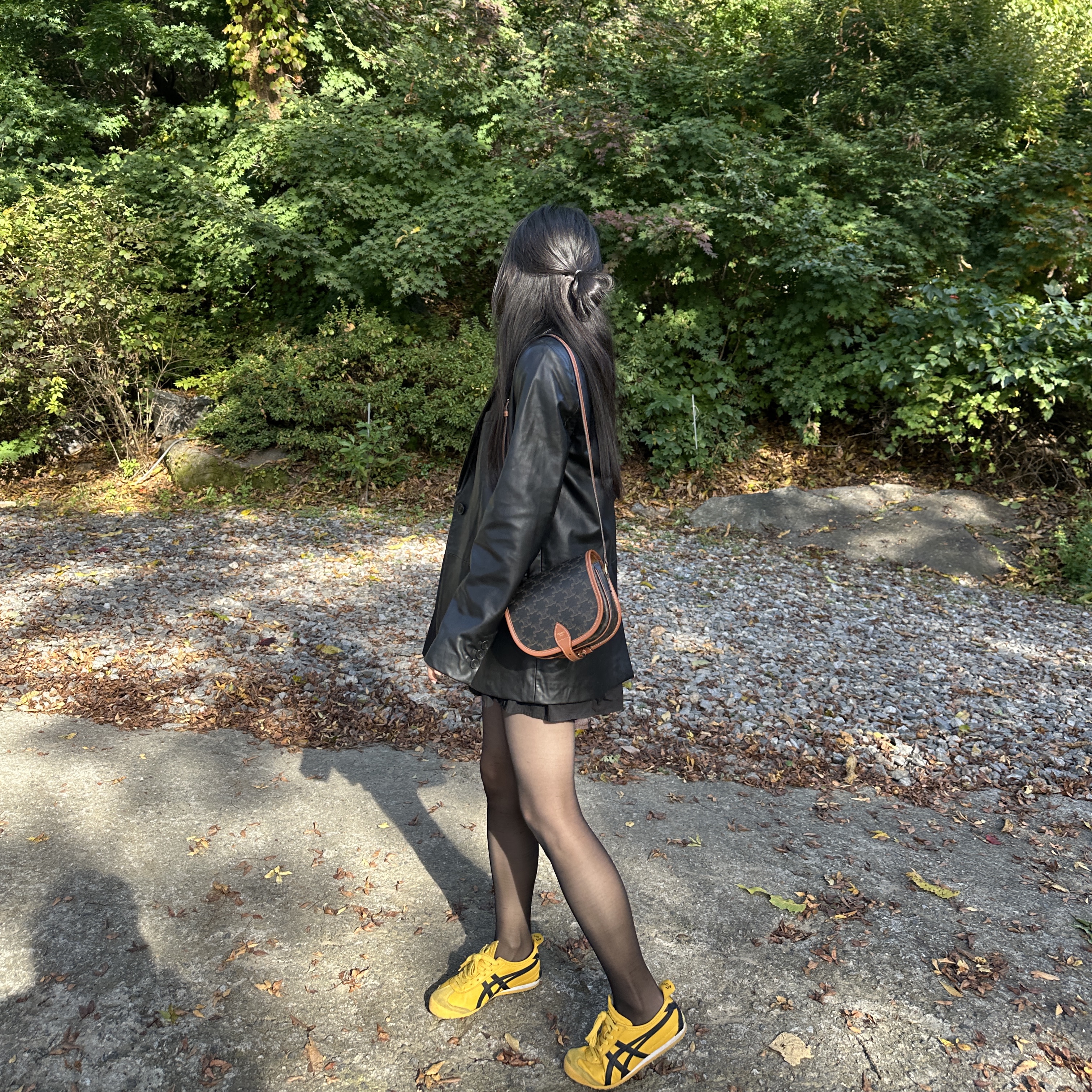 Celine Medium Folco Bag in Triomphe Canvas and Calfskin Tan, Onitsuka Tiger Mexico 66 Yellow Black 착용 스타일 - 2