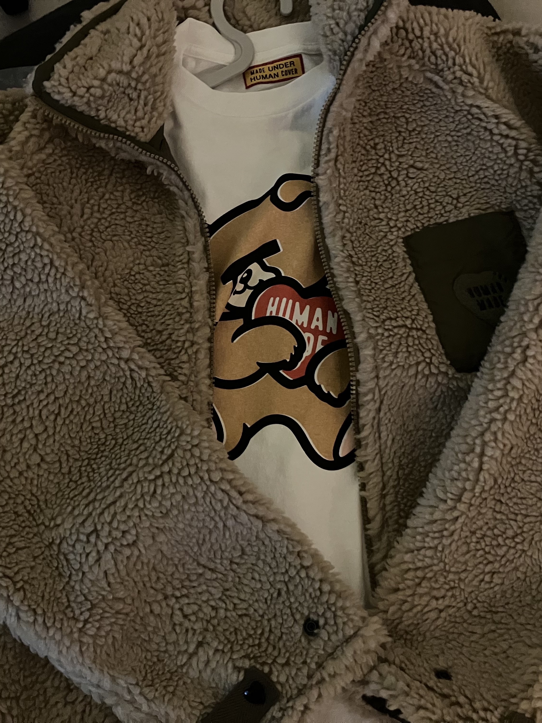 Human Made Fleece Jacket Beige, Human Made x Undercover Graphic T-Shirt White 착용 스타일 - 2