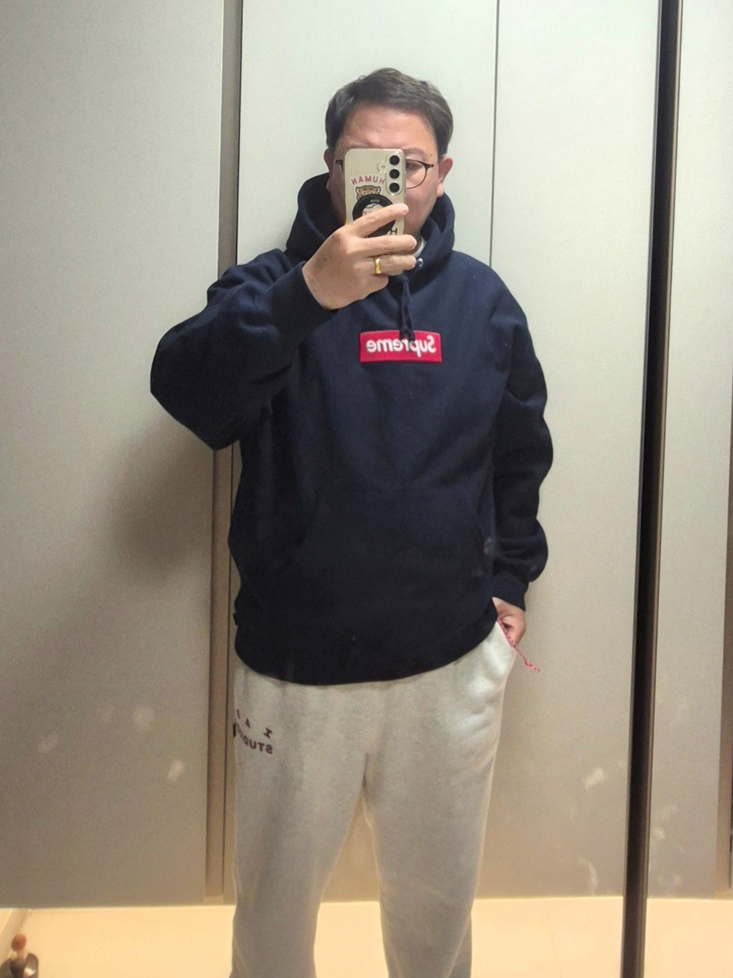 Supreme Box Logo Hooded Sweatshirt Navy - 24FW, IAB Studio Sweatpants Oatmeal Burgundy - 23SS 착용 스타일