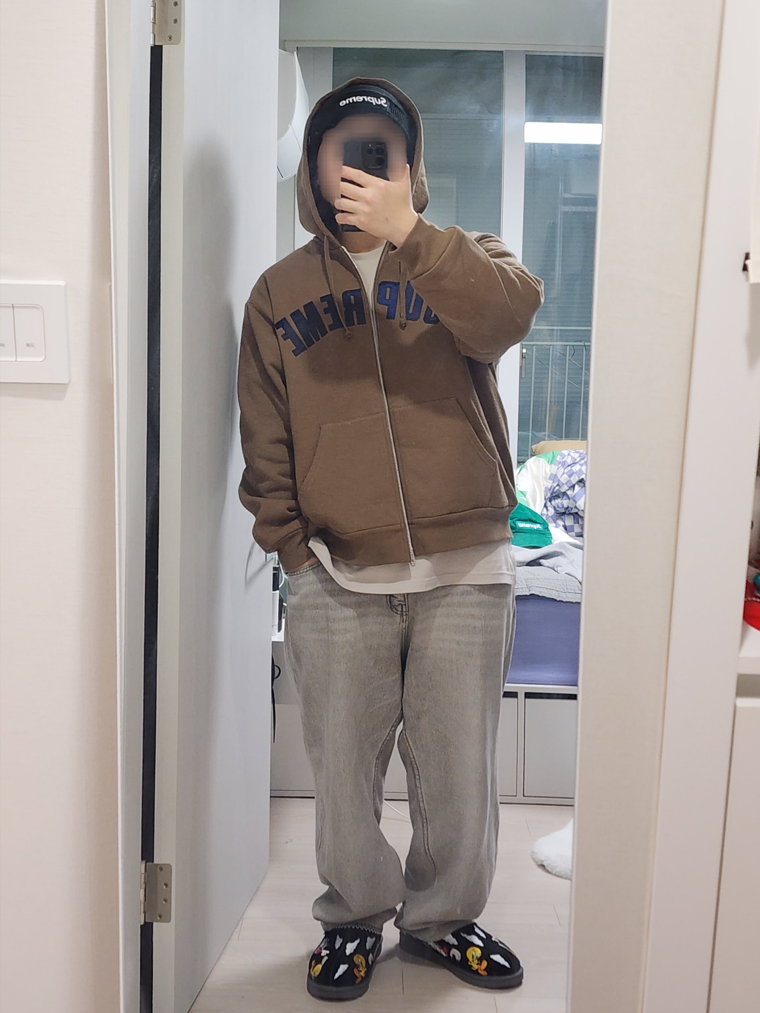 Supreme Arc Thermal Lined Zip Up Hooded Sweatshirt Dusty Brown - 25FW, Supreme New Era Box Logo Beanie Black - 24FW 착용 스타일 - 2