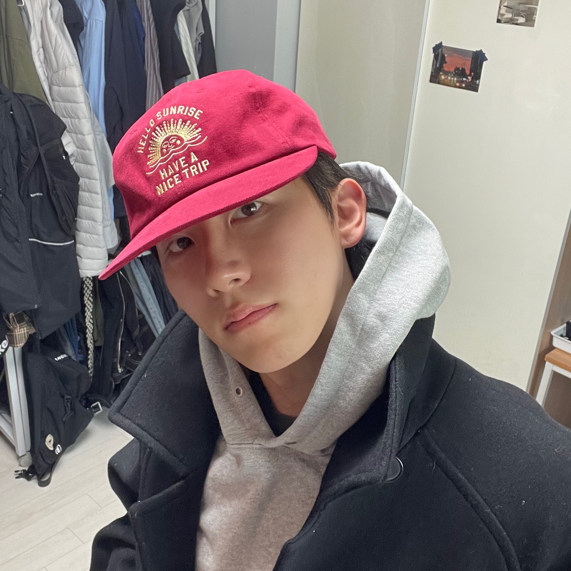 Hello Sunrise VTG Arch Logo Relaxed Fit Cap Red 착용 스타일