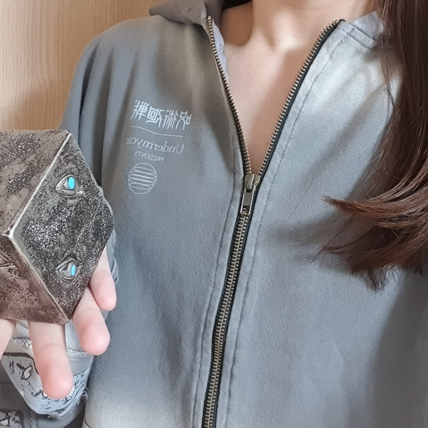 JUJUTSU KAISEN Undermycar Prison Realm Patch Vtg Zipped Hoodie Charcoal 착용 스타일 - 2