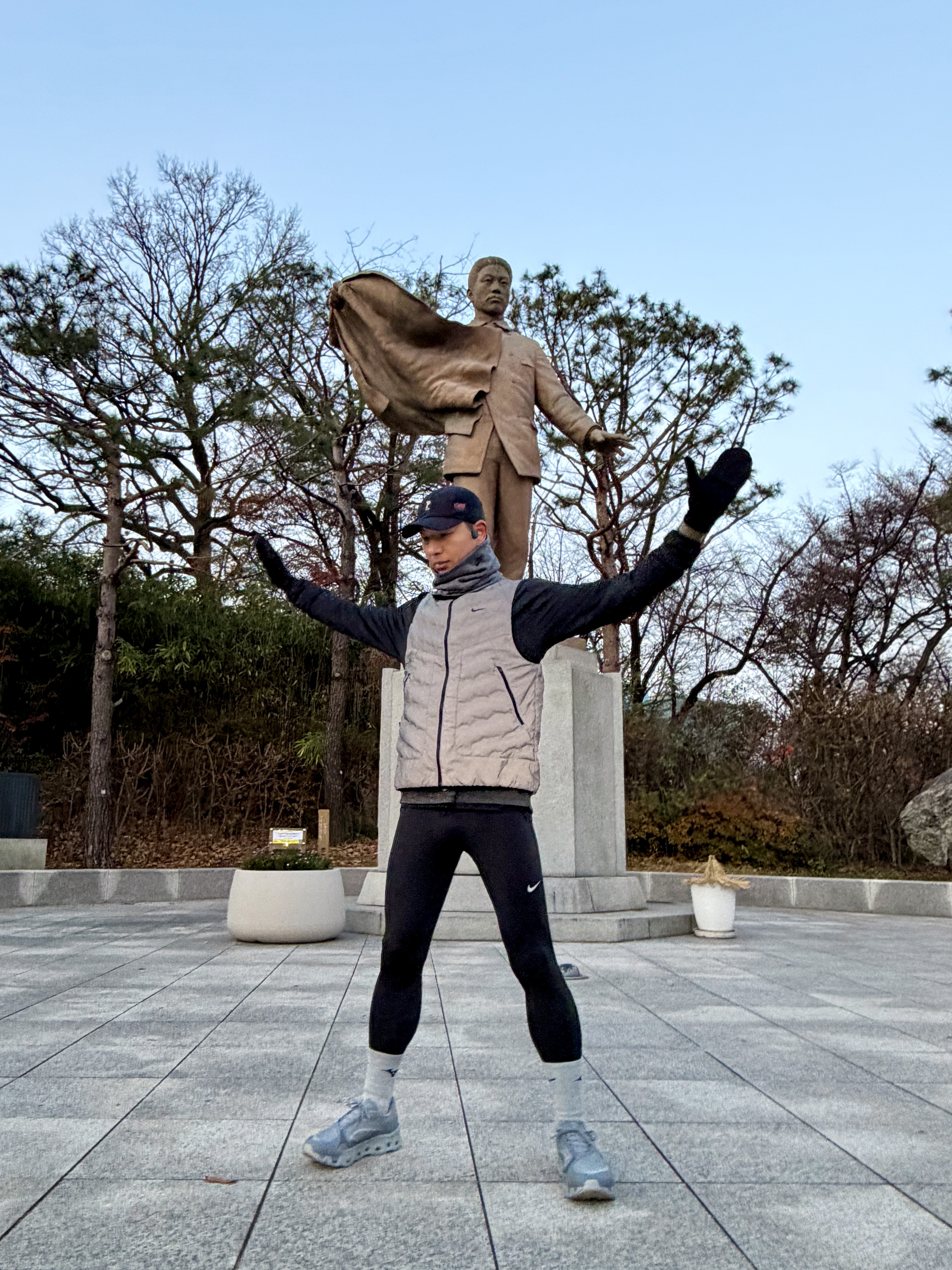 Nike Therma-Fit ADV Running Division Running Vest Reflect Silver - Asia, On Running x Post Archive Faction (Paf) Cloudmonster Hyper Phantom Apollo 착용 스타일 - 2