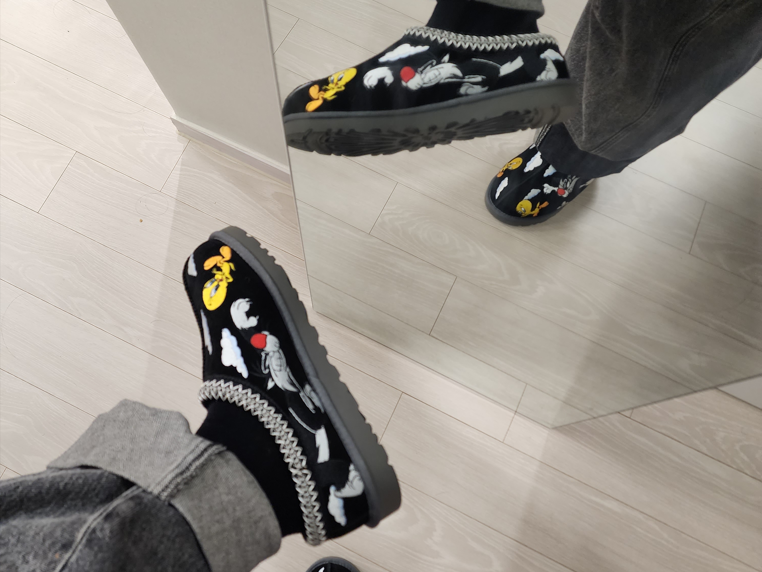 UGG x Palace x Looney Tunes Tasman Slipper Chestnut, UGG x Palace x Looney Tunes Tasman Slipper Black 착용 스타일 - 6