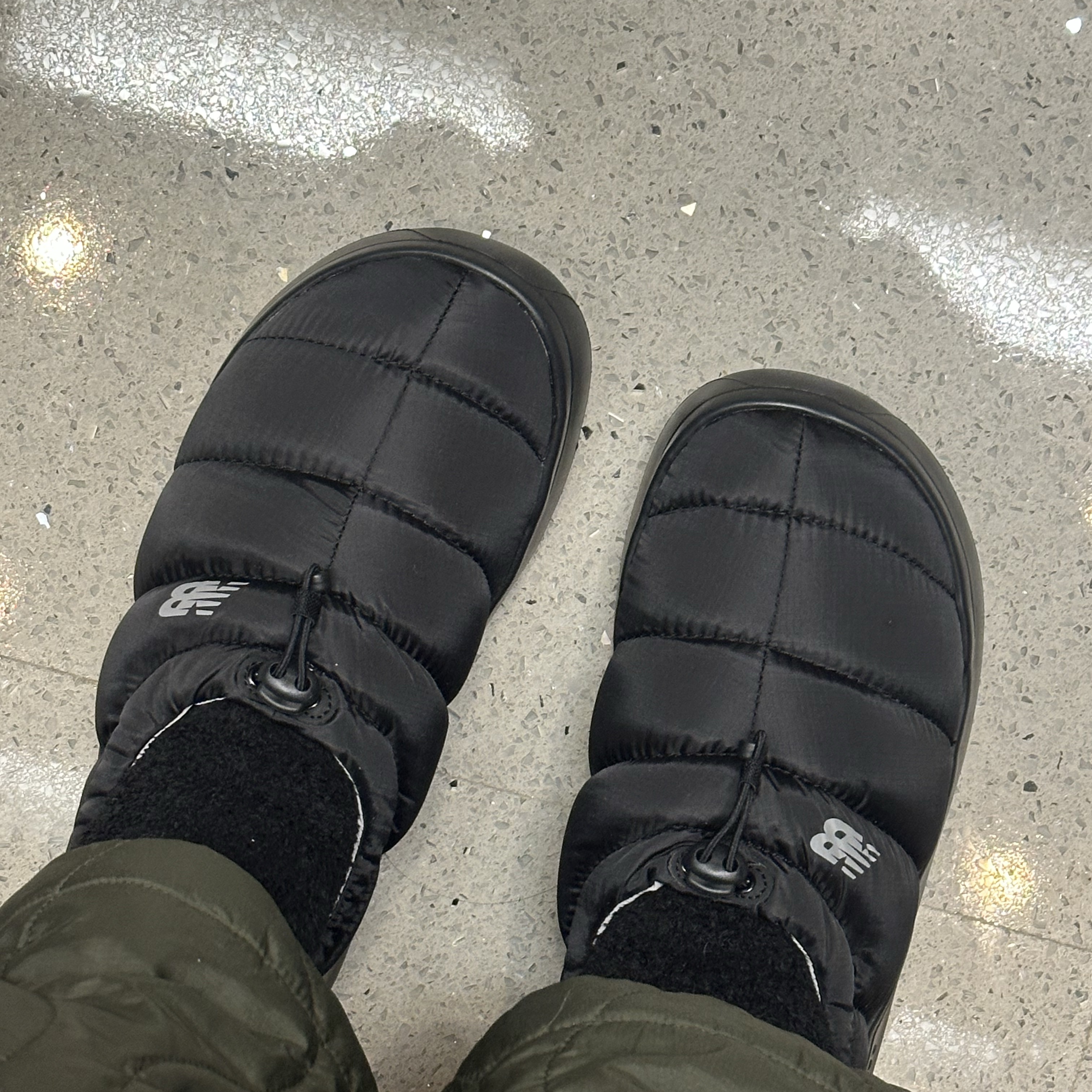 New Balance Sleeping Moc Black 착용 스타일 - 3