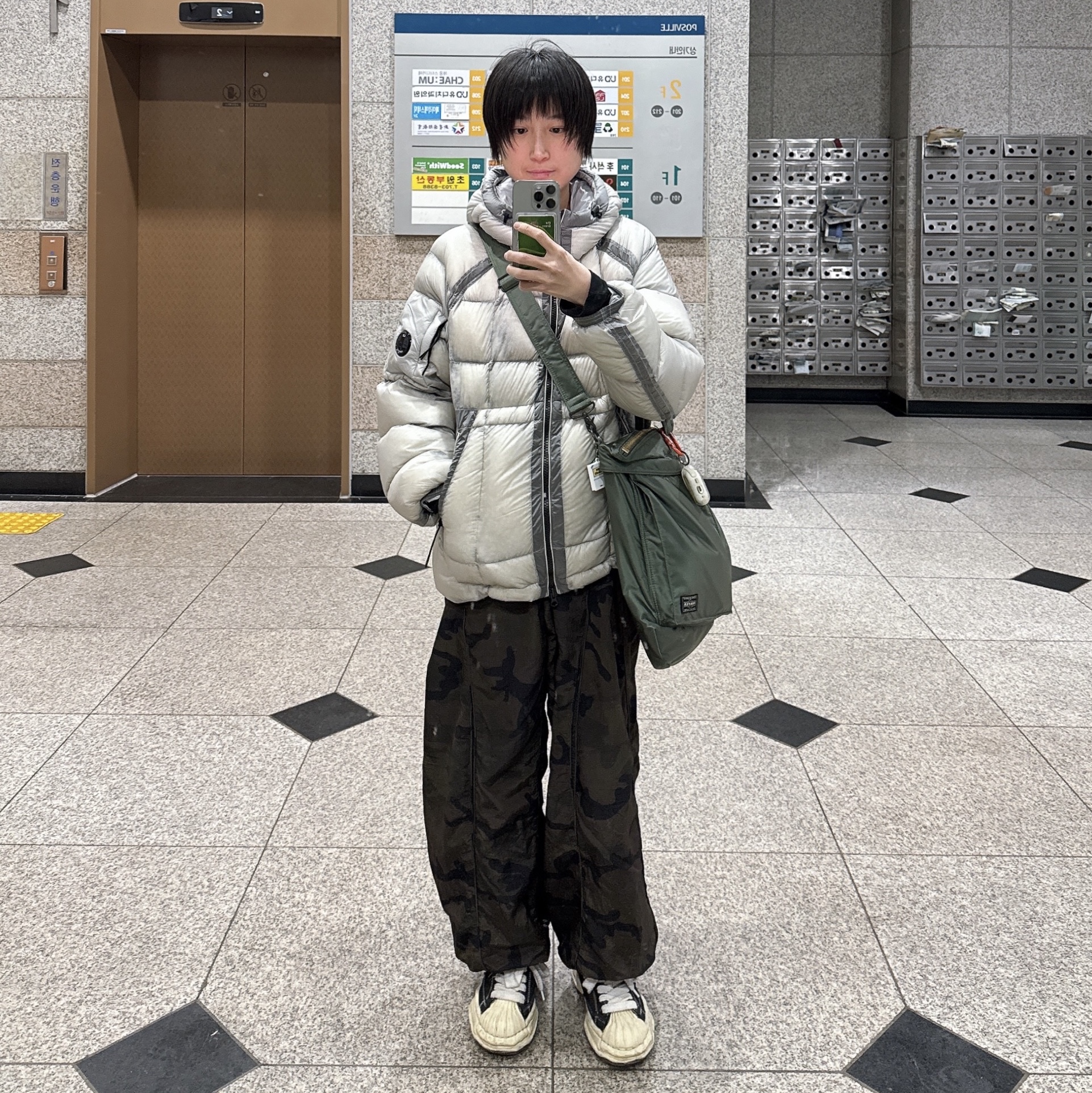 C.P. Company Korea Exclusive D.D. Shell Hooded Down Jacket Lunar Rock - 25FW, Porter All New Tanker Helmet Bag Sage Green 착용 스타일