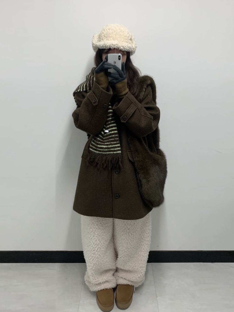 (W) UGG Classic Mini Platform Boots Chestnut 착용 스타일 - 1