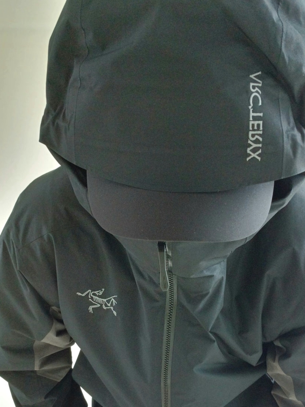 Arc'teryx Solano Insulated Hoody Black Graphite, Arc'teryx Solano Insulated Hoody Black Graphite 착용 스타일 - 1