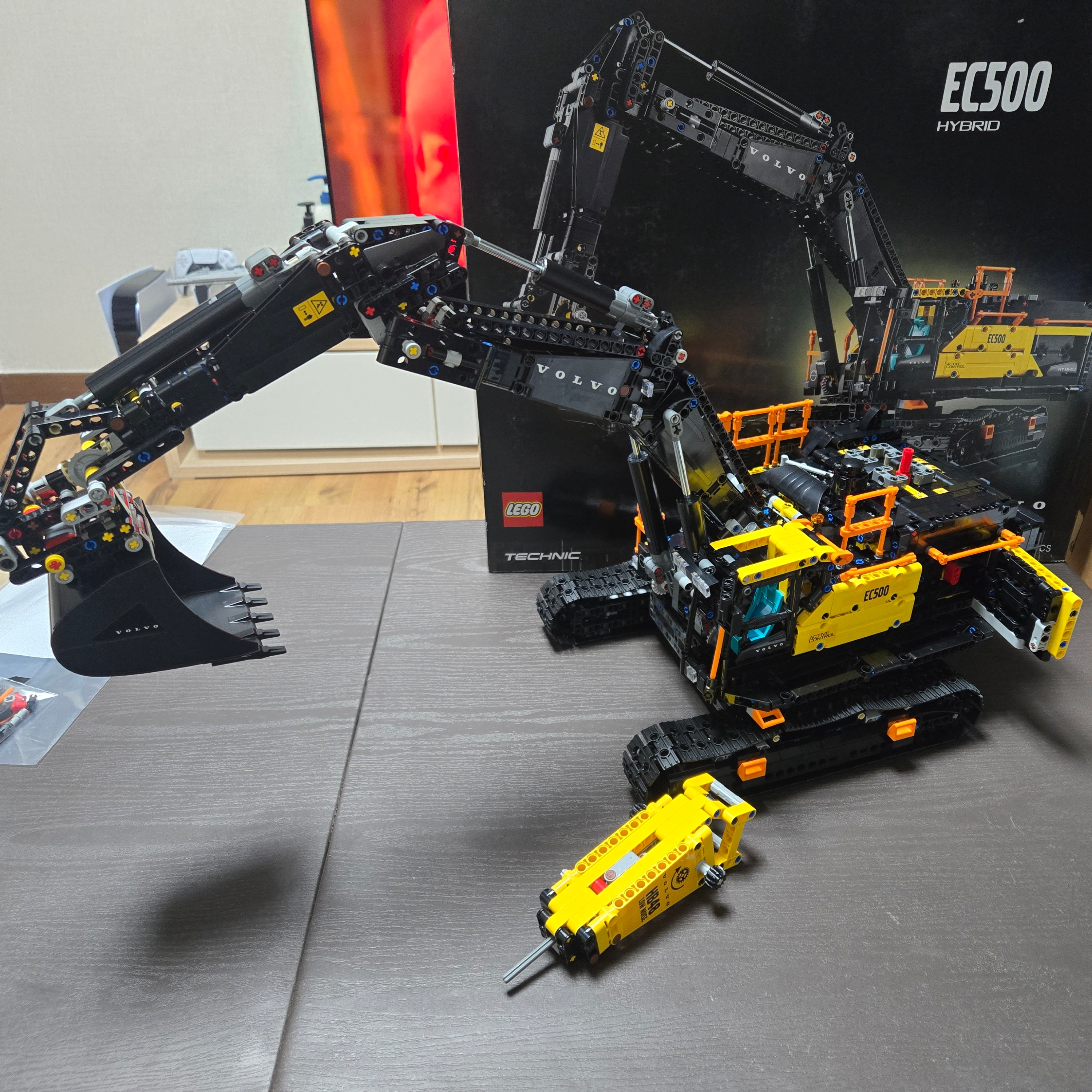 Lego Volvo EC500 Hybrid Excavator 착용 스타일 - 1