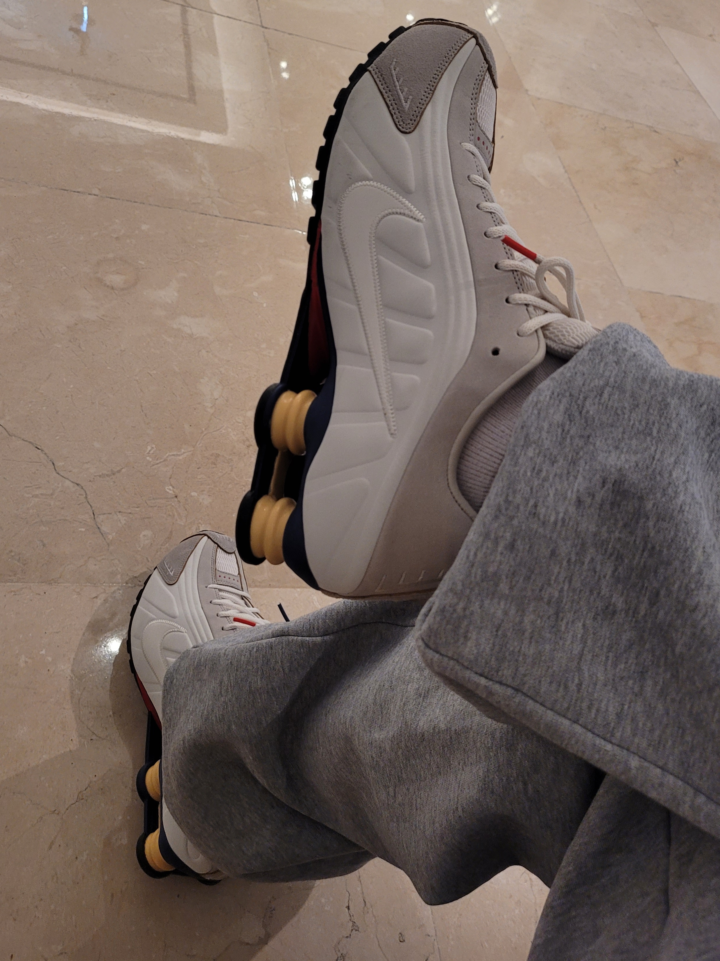 Nike Shox R4 PRM Light Iron Ore and Phantom, Human Made Heart Rubber Key Chain Red 착용 스타일 - 3