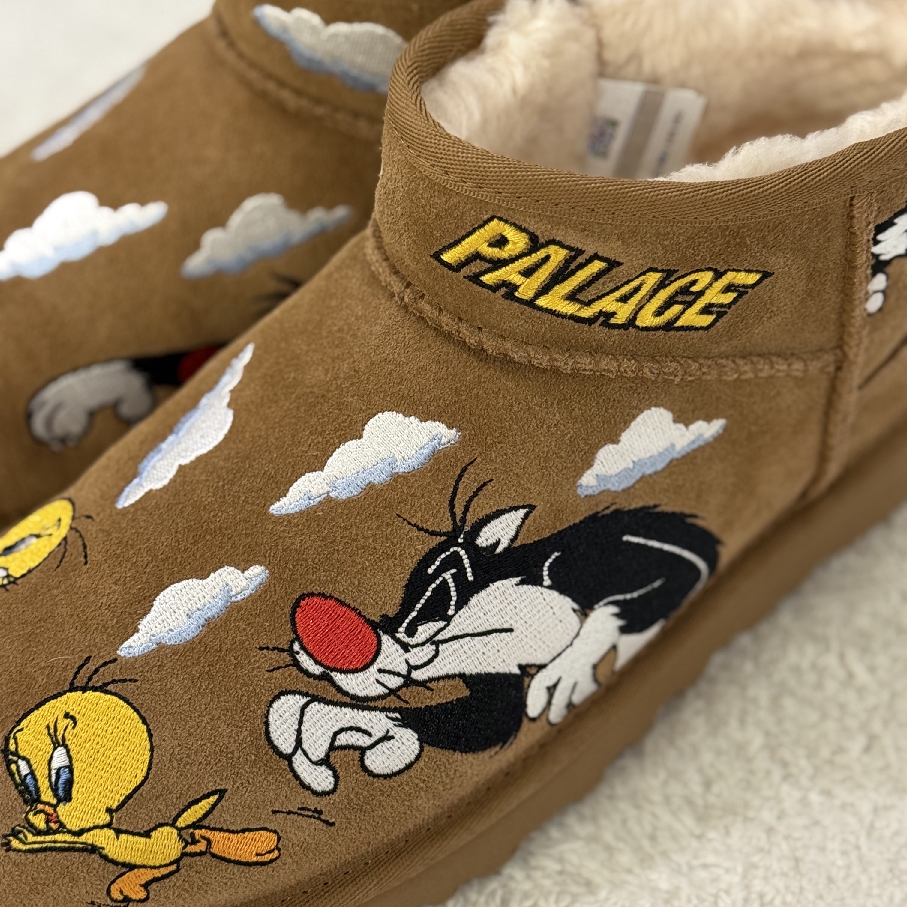 UGG x Palace x Looney Tunes Ultra Mini Boot Chestnut 착용 스타일 - 1
